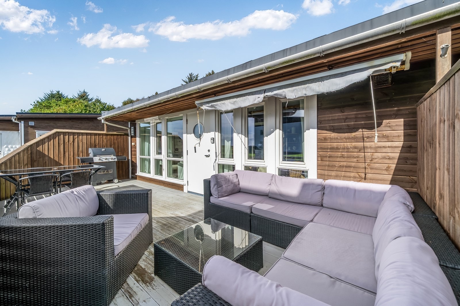 Solrik tettasse med gjerde rundt. Galleribilde