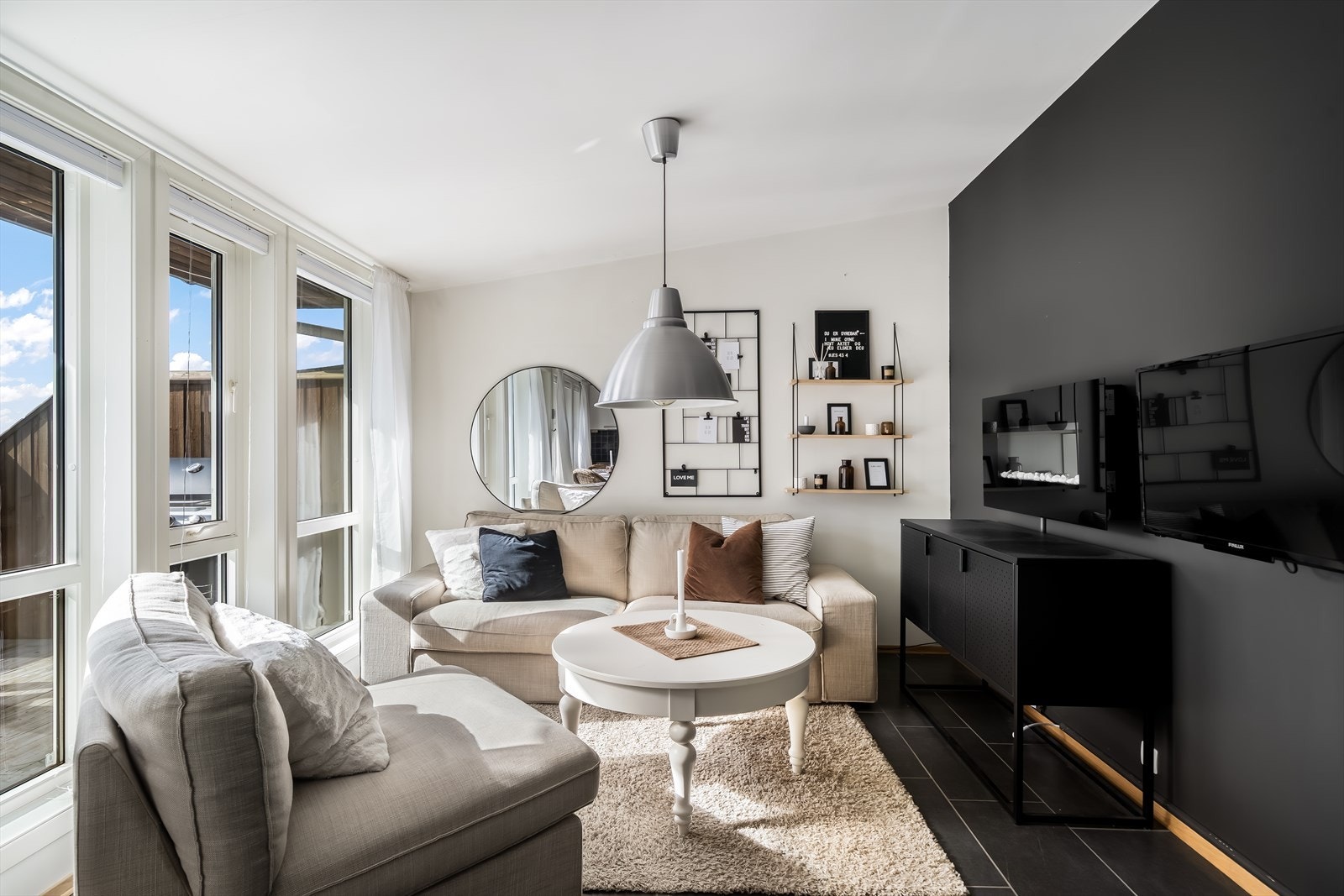 Trivelig stue med solskjerming (persienner) i vinduene. Galleribilde