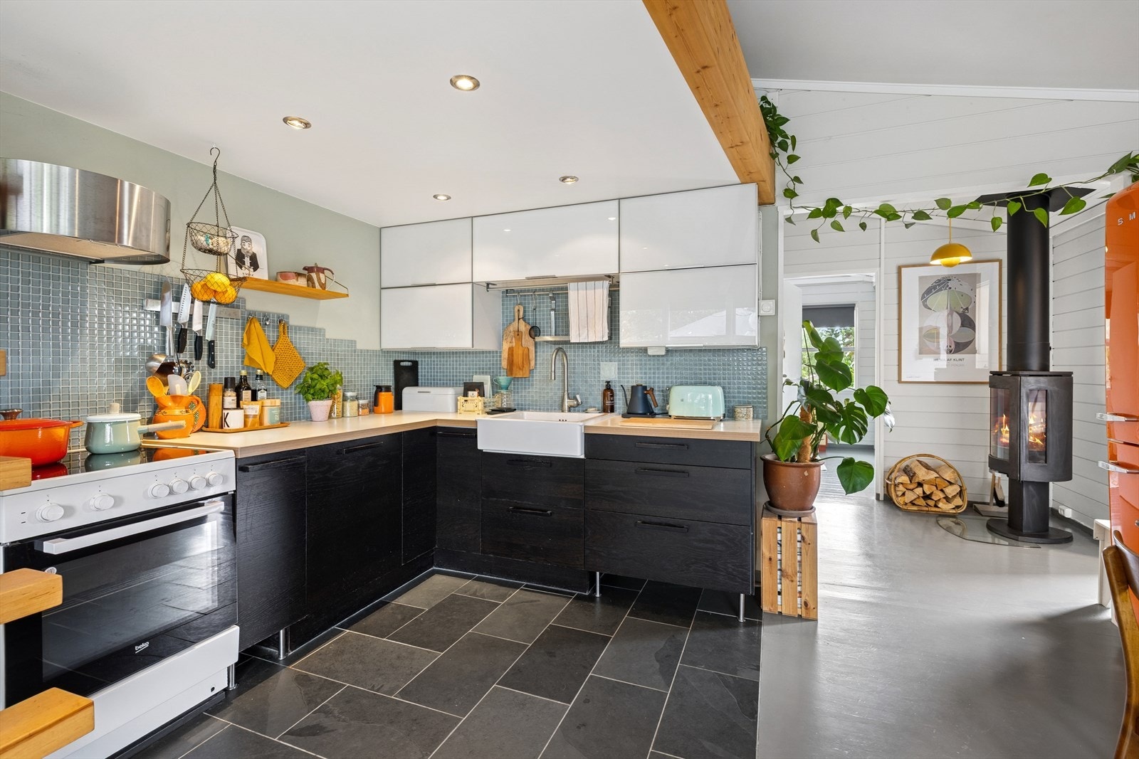 Det er montert vedovn som gir både varme og hygge på kalde dager. Galleribilde