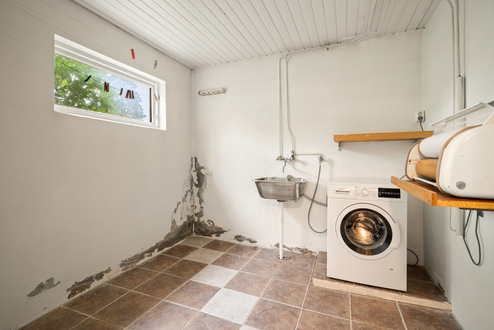 Eget rom for klesvask, med opplegg for vaskemaskin og god plass til tørk. Galleribilde