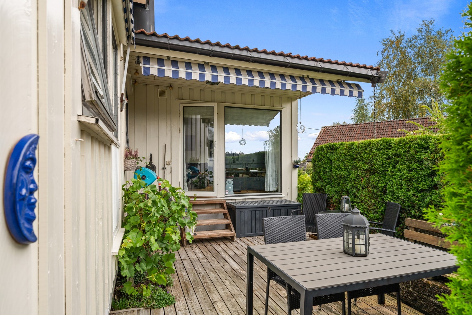 Fra stuen er det utgang til sydvestvendt terrasse med gode solforhold. Galleribilde