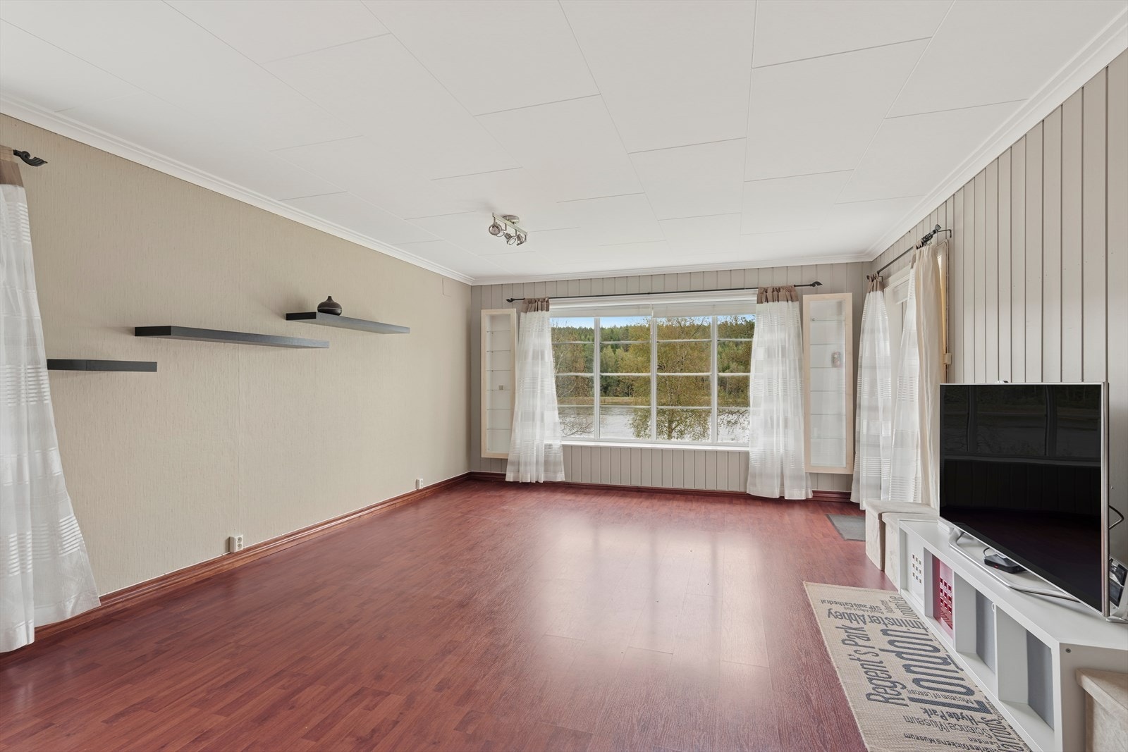 Det er store gode vindusflater i stua, som gir mye naturlig lysinnslipp. Det er også utgang til boligens terrasse. Galleribilde