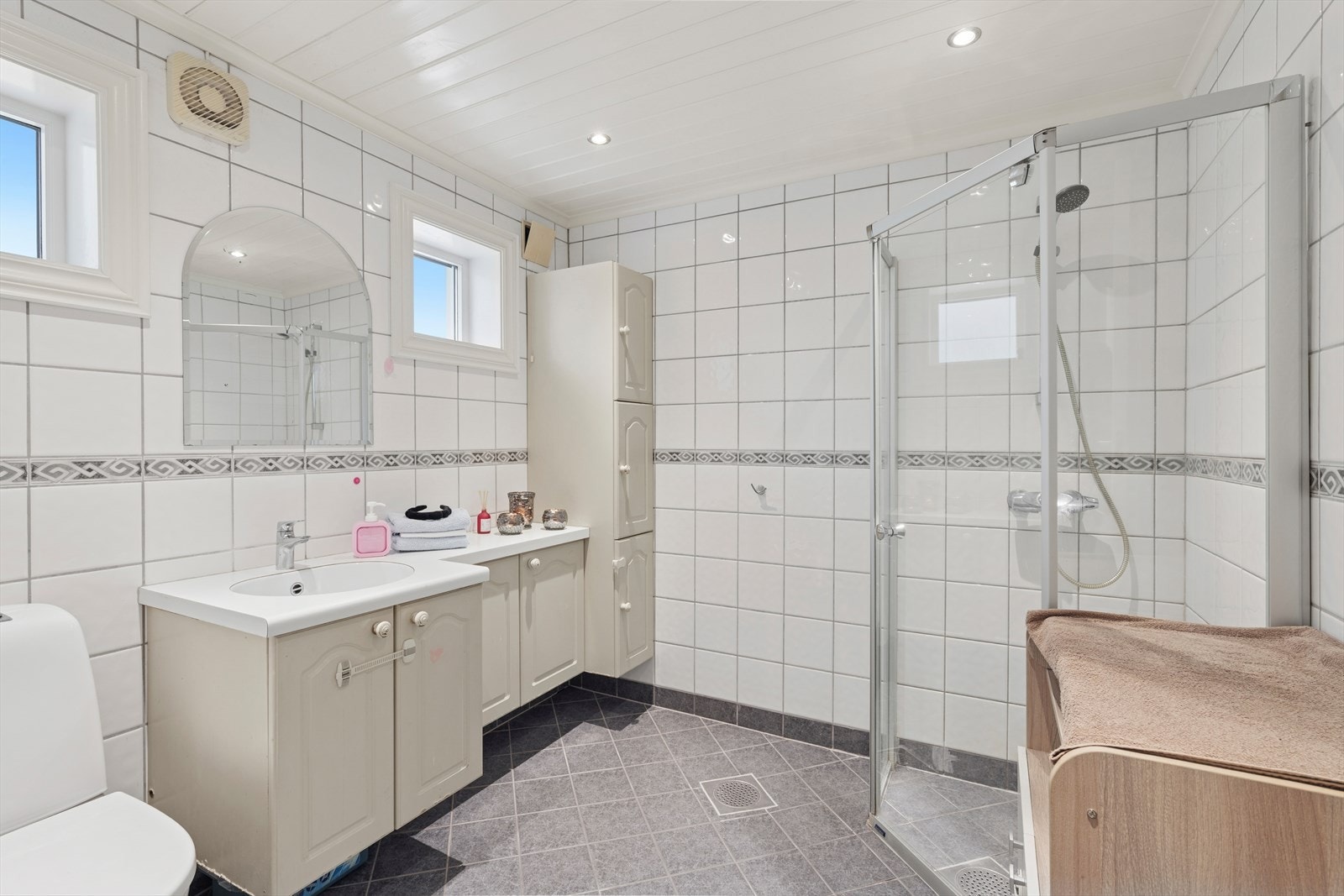 Her er det fliser på gulv og vegg. Det er også varme i gulvet for de kjøligere dagene som er i vente. Galleribilde