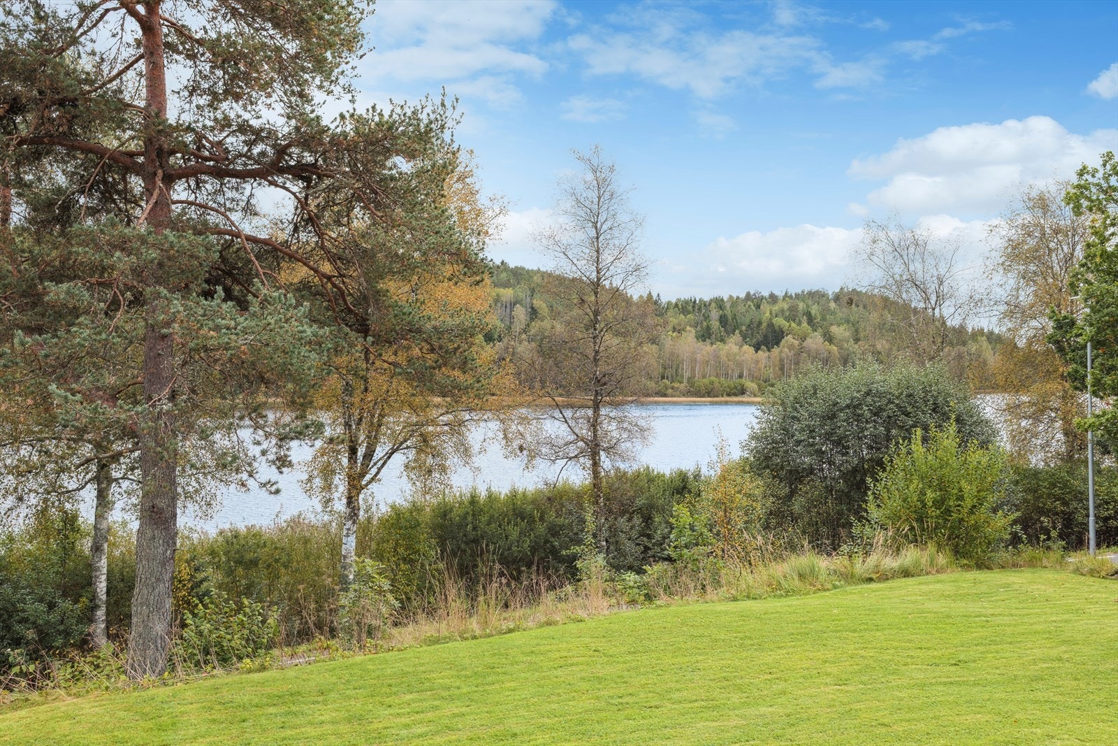 Fra boligen er det kort vei til Gallisvannet. Galleribilde