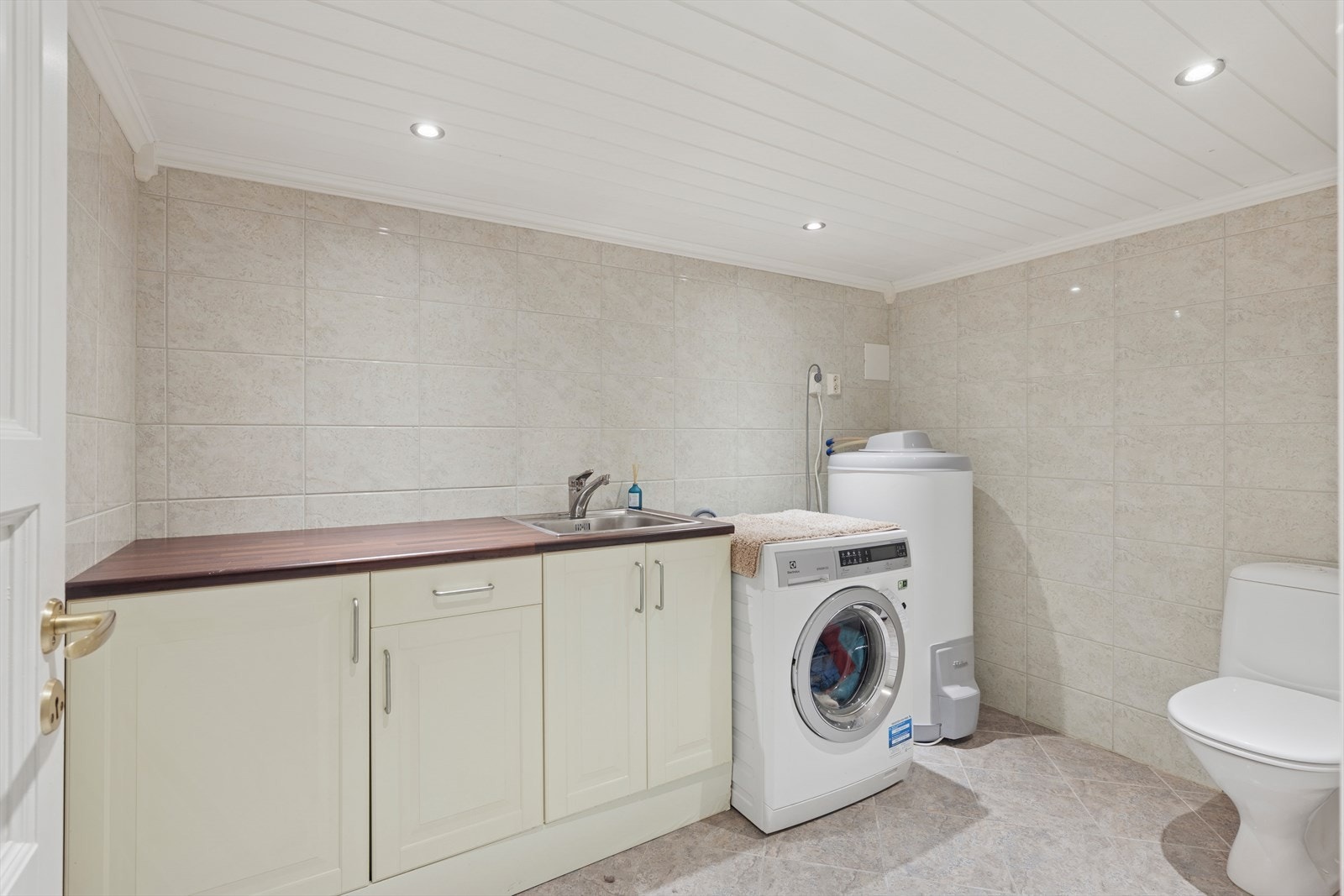 Kjellerrommet er innredet som vaskerom/bad.
Kjelleretasjen har i følge tilstandsrapporten en takhøyde på 1,93m.
Det er uvisst hva kjelleretasjen er godkjent til, se punktet om ferdigattest for ytterligere informasjon. Galleribilde