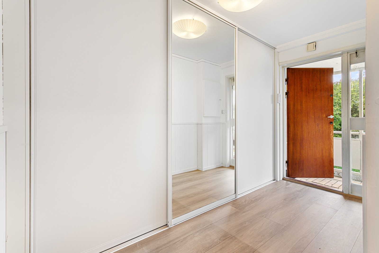 Innbydende entré med god plass til oppbevaring i skyvedørsgarderobe. Galleribilde