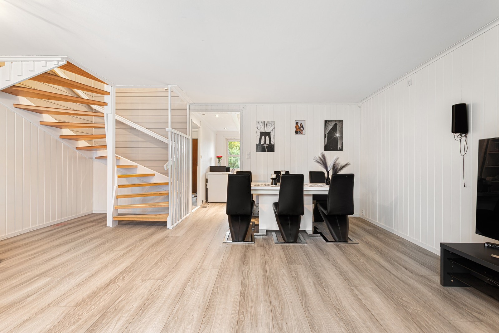 Store vinduer i begge ender av boligen som slipper inn rikelig med naturlig lys, noe som gir stuen et lyst og luftig preg. Galleribilde