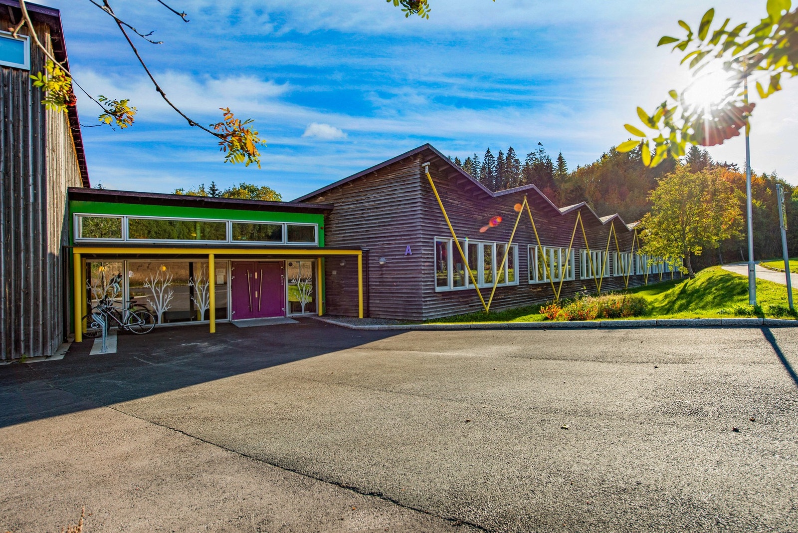 Eiendommen ligger i et rolig og familievennlig område med gangavstand til skole, barnehage og dagligvarebutikk. Galleribilde