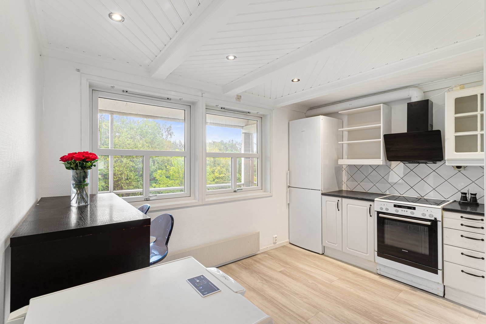 Kjøkkenet på 12,8 m² har god plass til ønsket innredning, og de himlingshøye skapene bidrar til optimal utnyttelse av plassen. Galleribilde