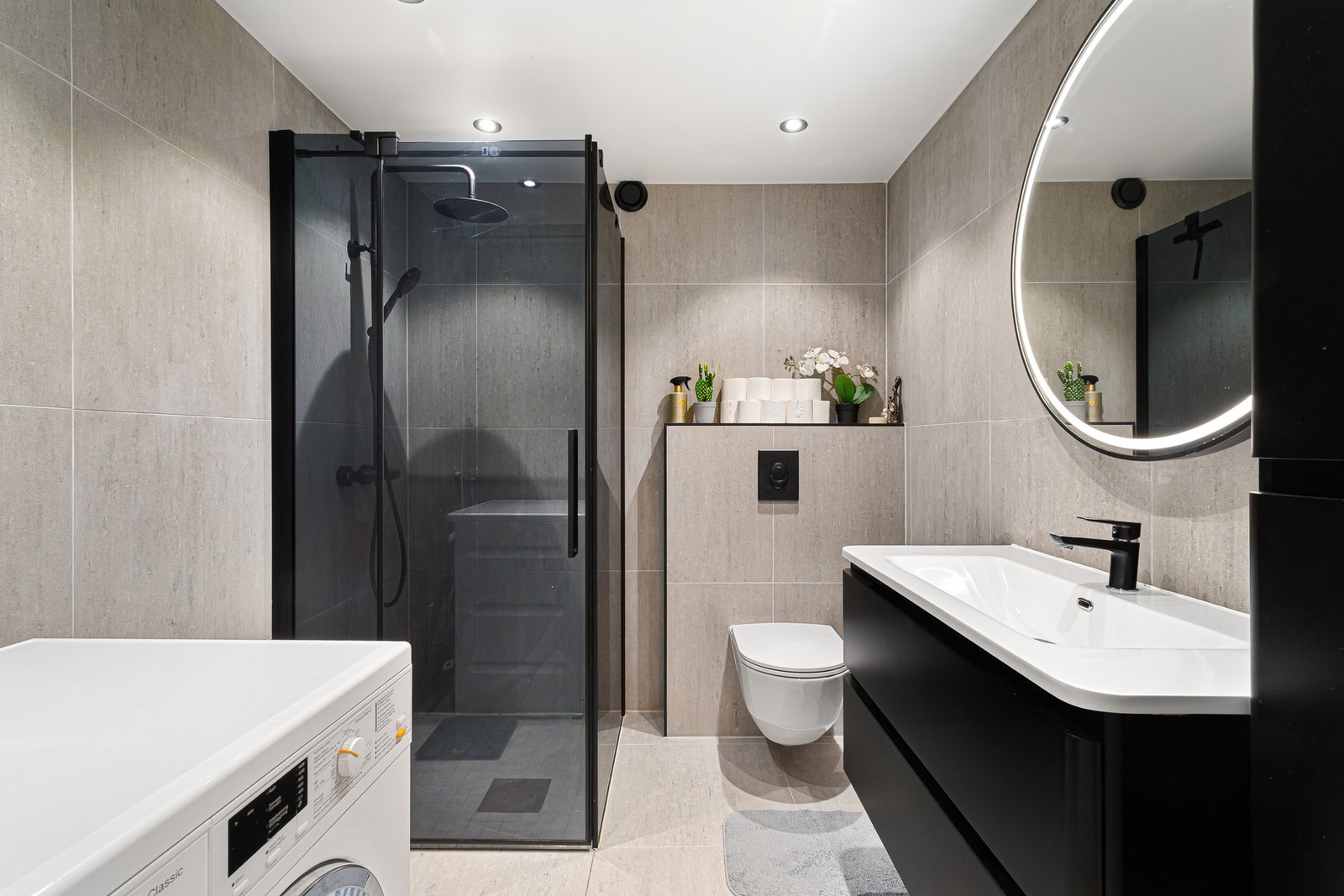 Pent flislagt bad fra 2022, med behagelig gulvvarme. Galleribilde