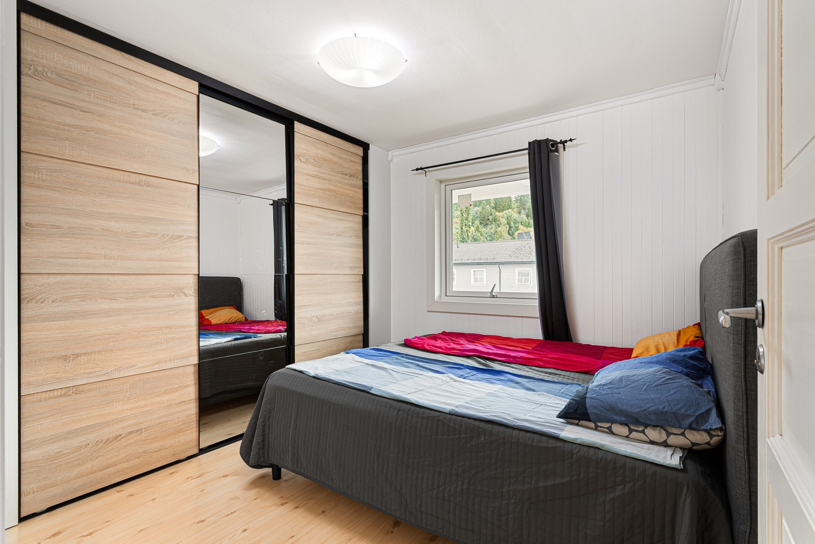 Hovedsoverom på 10,5, med praktisk skyvedørsgarderobe som følger med i handelen. Galleribilde