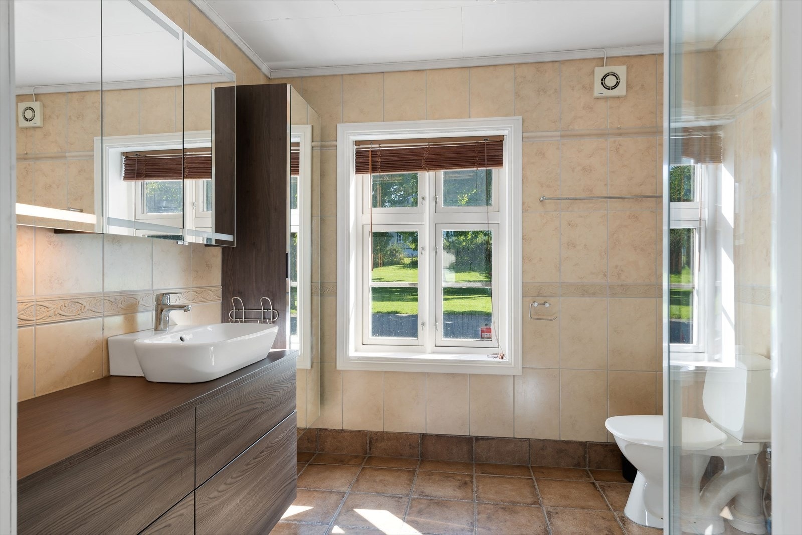 Vinduet på badet vender mot øst. Galleribilde