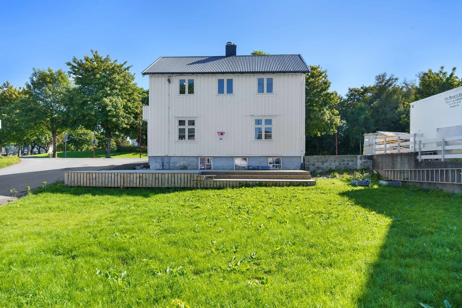 Det har blitt ny sådd hekk i hagen. Galleribilde