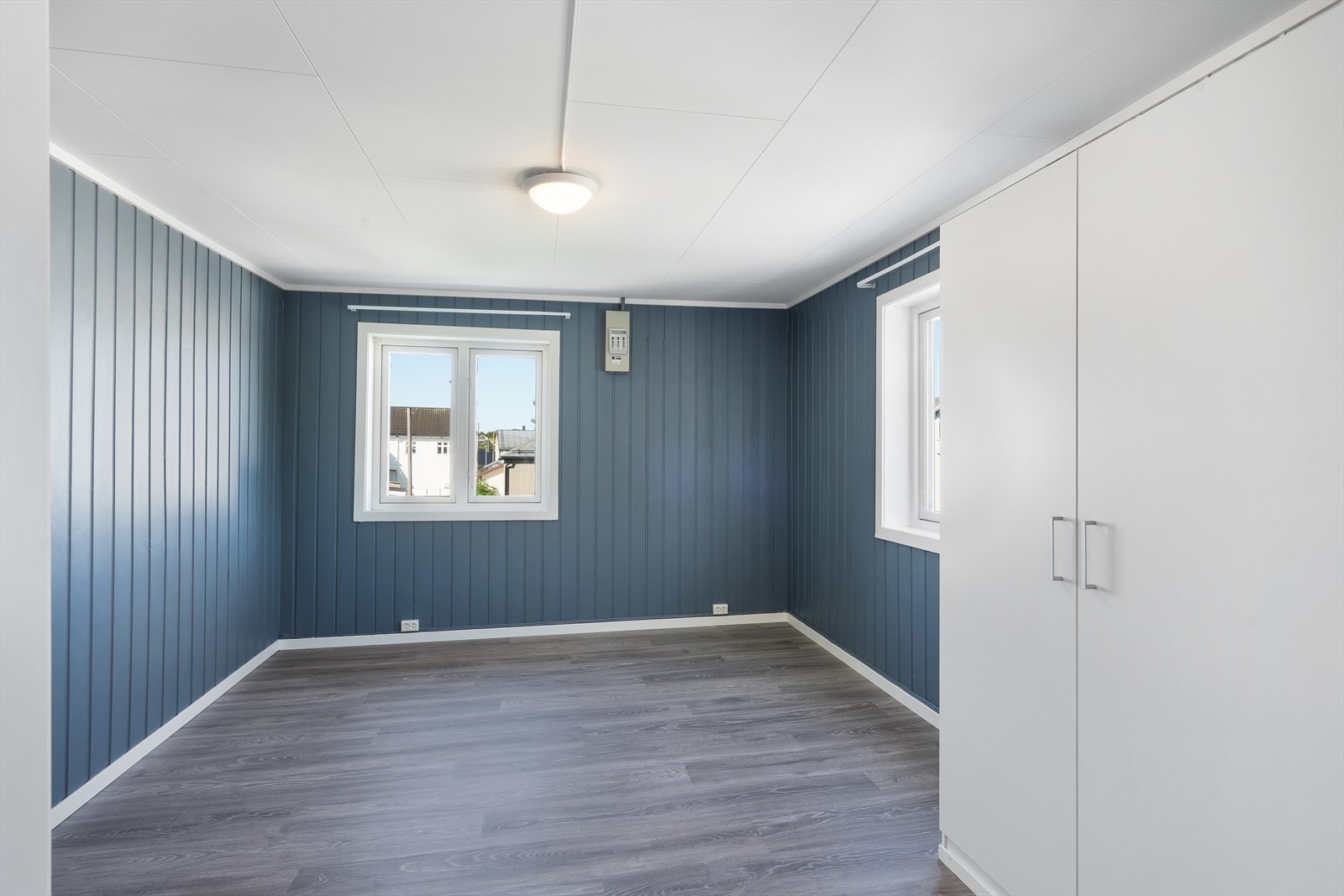 Soverom med vindu mot vest og nord. Galleribilde