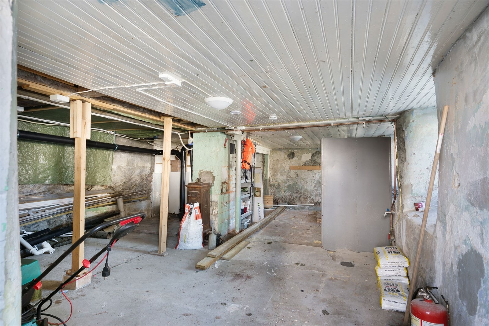 Boligen har kjeller, benyttes som lager. Galleribilde