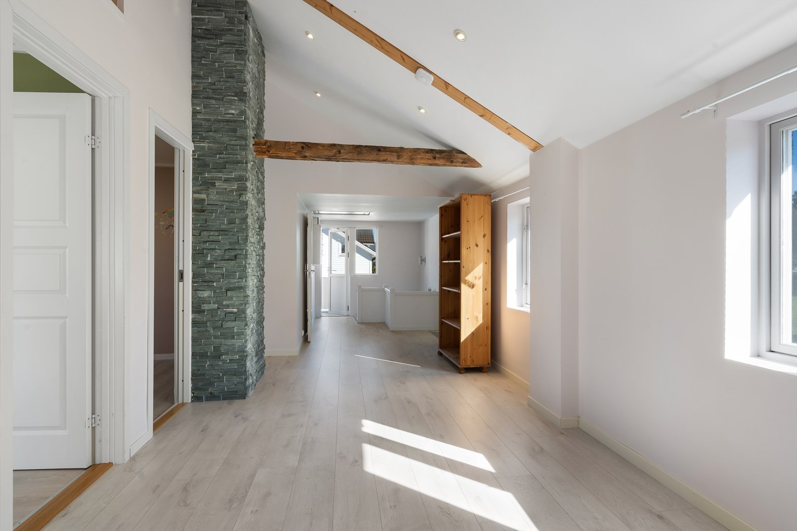 Fra stuen er det utgang til nordvest vendt balkong. Galleribilde