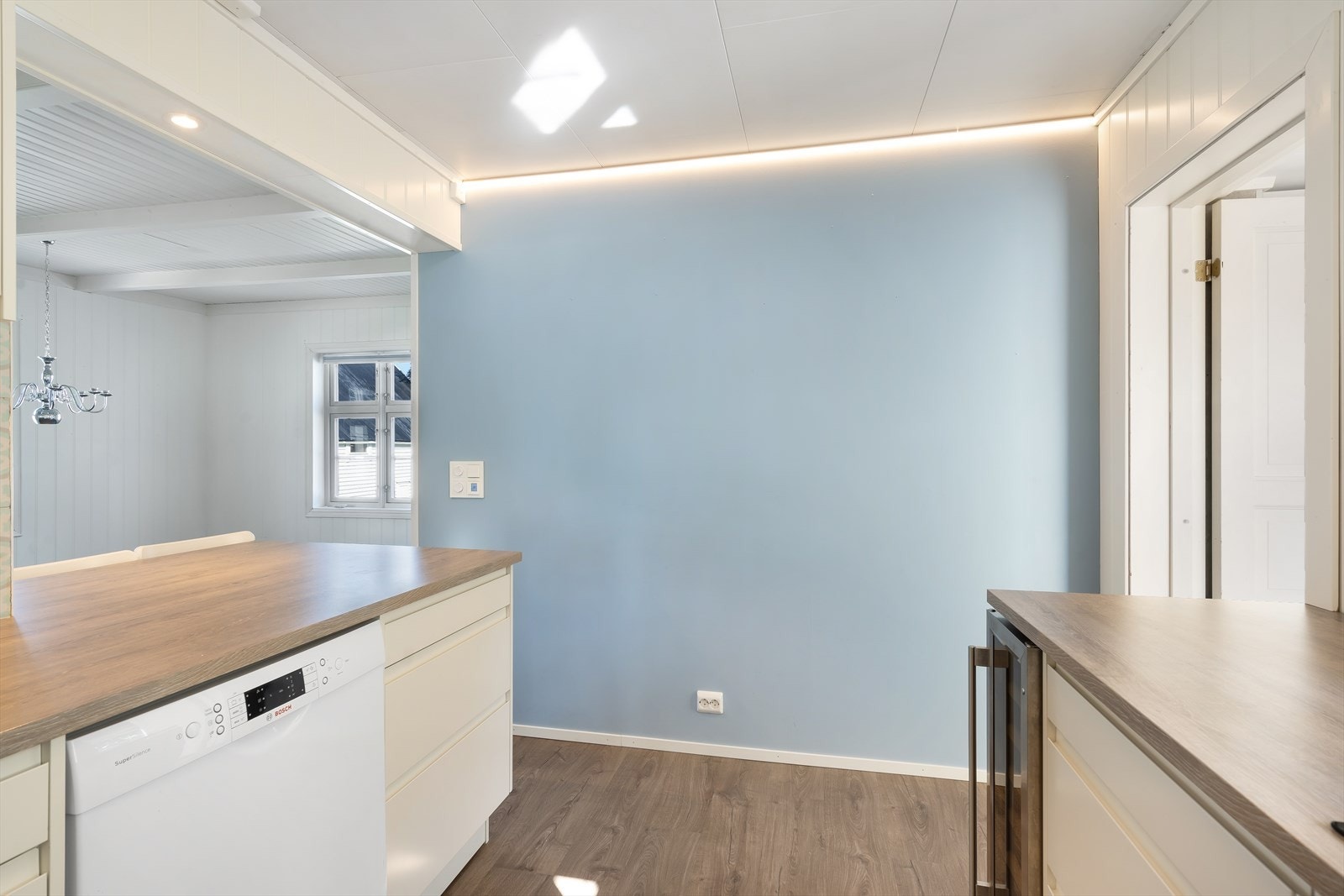 Fra kjøkken er det inngang til vaskerommet. Galleribilde