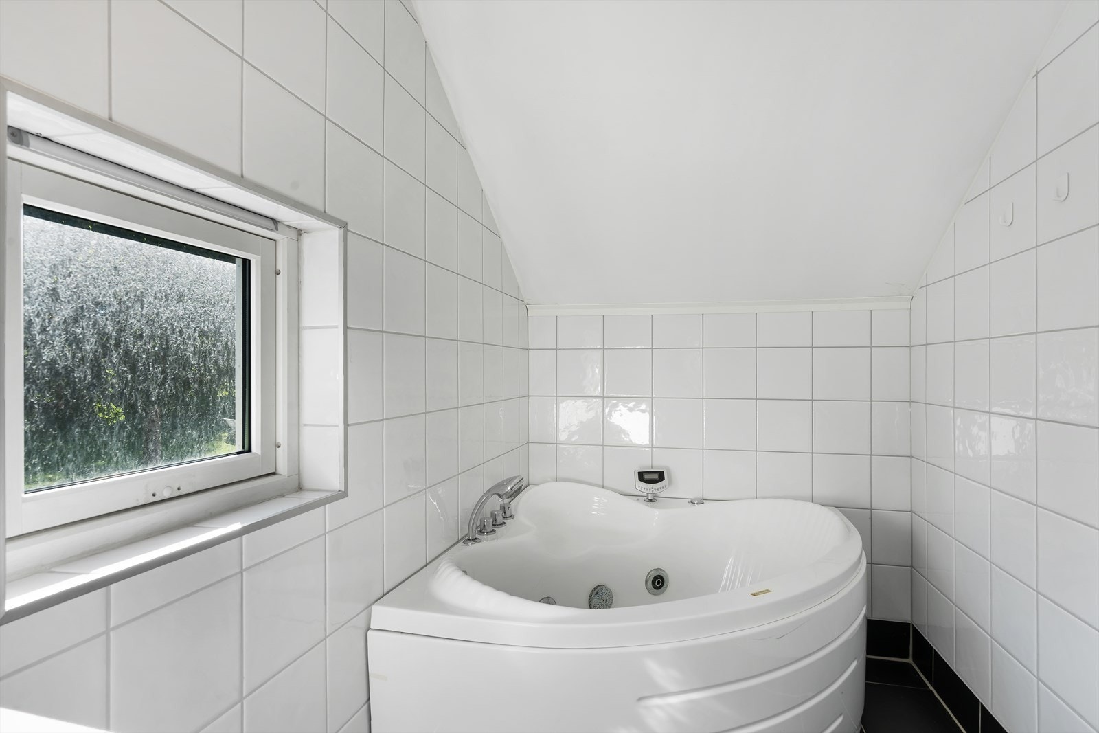 Badet har flislagte gulv med elektriske varmekabler og mekanisk avtrekk. Galleribilde