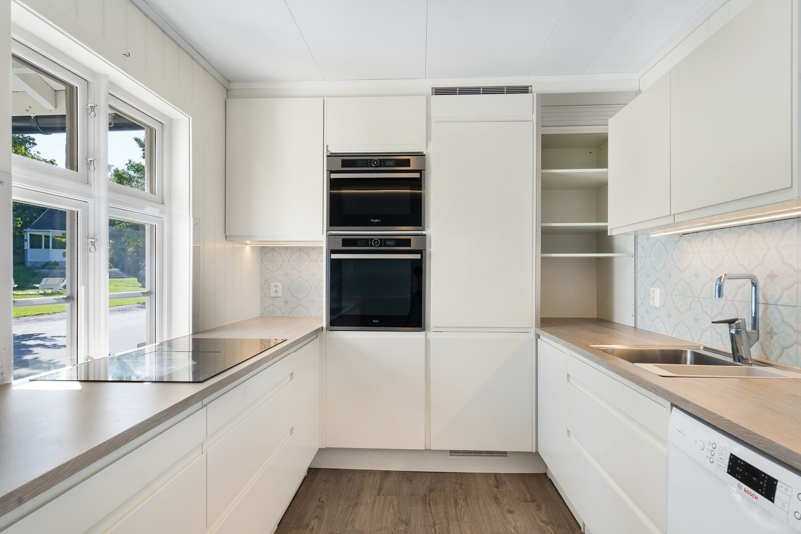 Kjøkkenet ble renovert i 2020 og har innredning fra Sigdal. Galleribilde