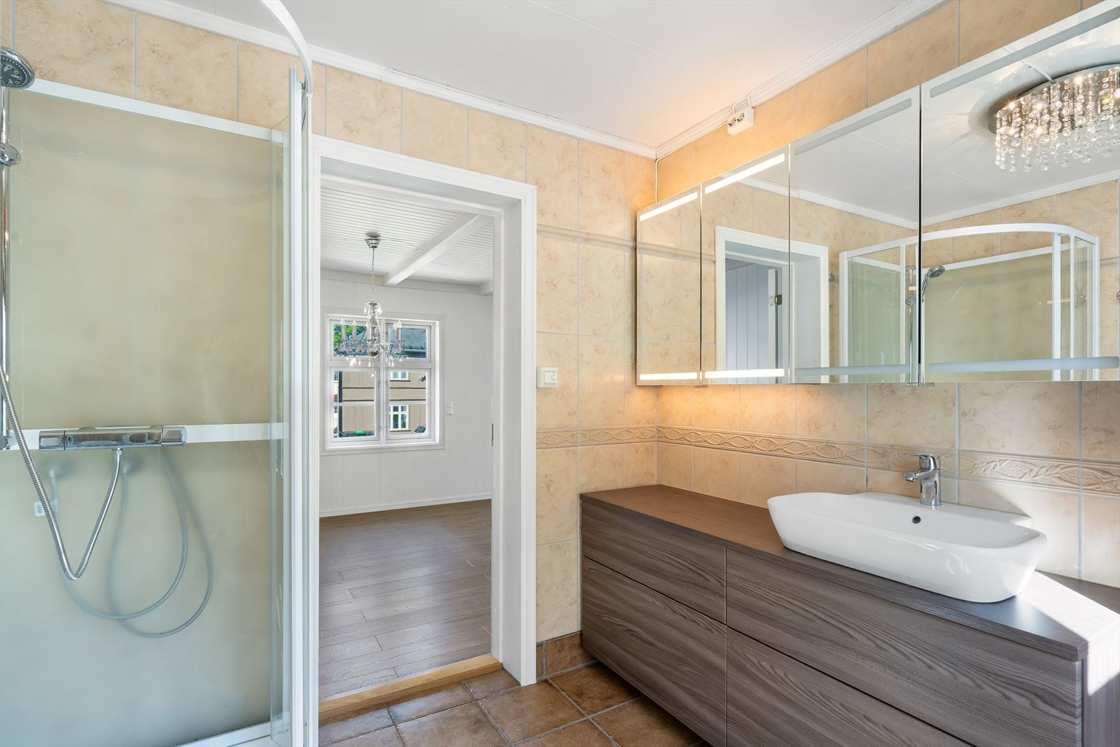 På badet er montert innredning, et toalett og et nytt dusjkabinett. Galleribilde