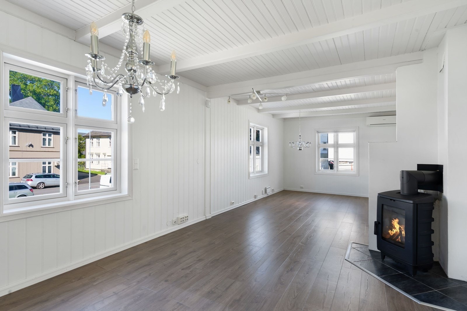 Boligen varmes opp med vedovn i stue og varmepumpe. Galleribilde