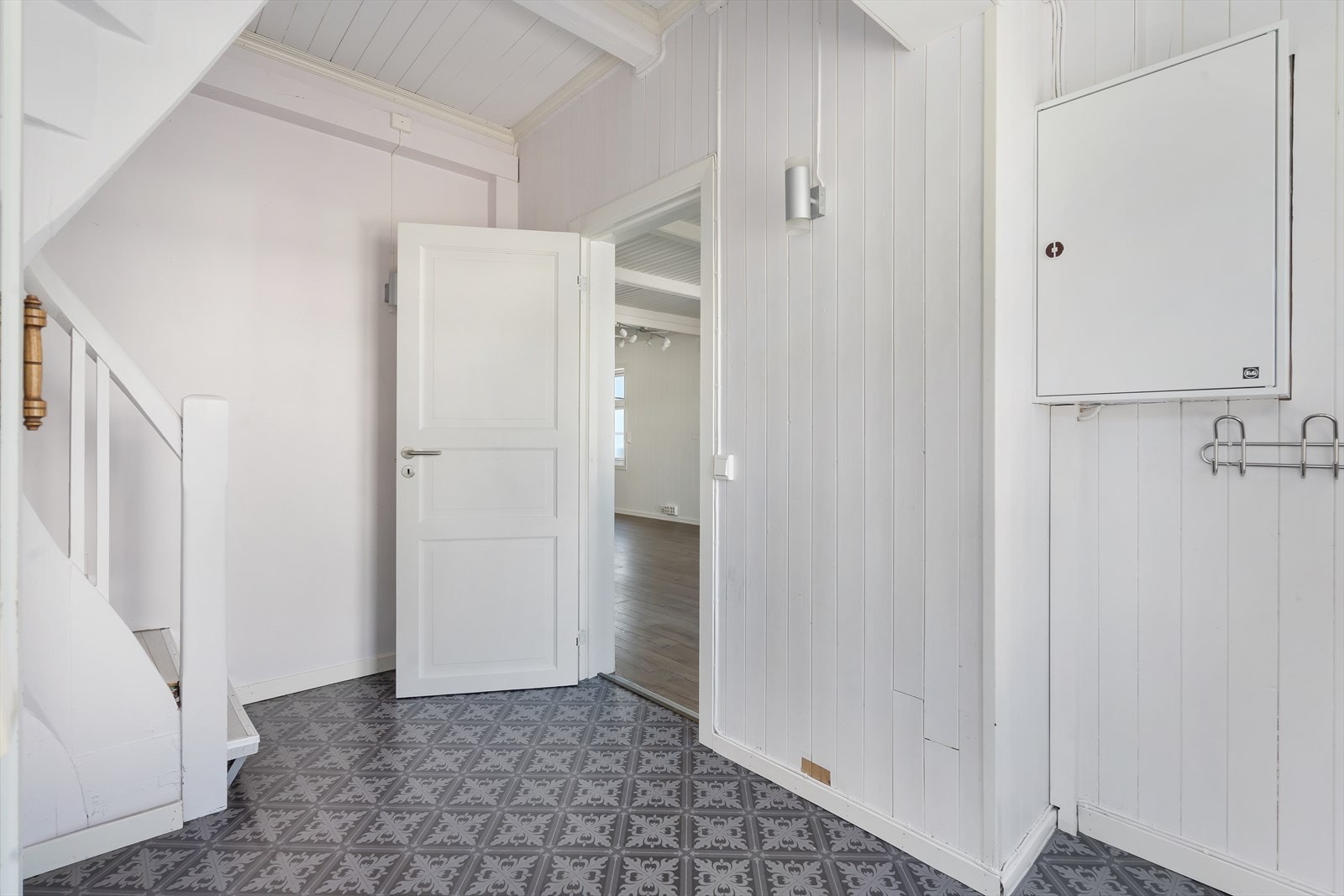 I vindfanget er det inngang til stue og tretrapp til 2.etasje. Galleribilde