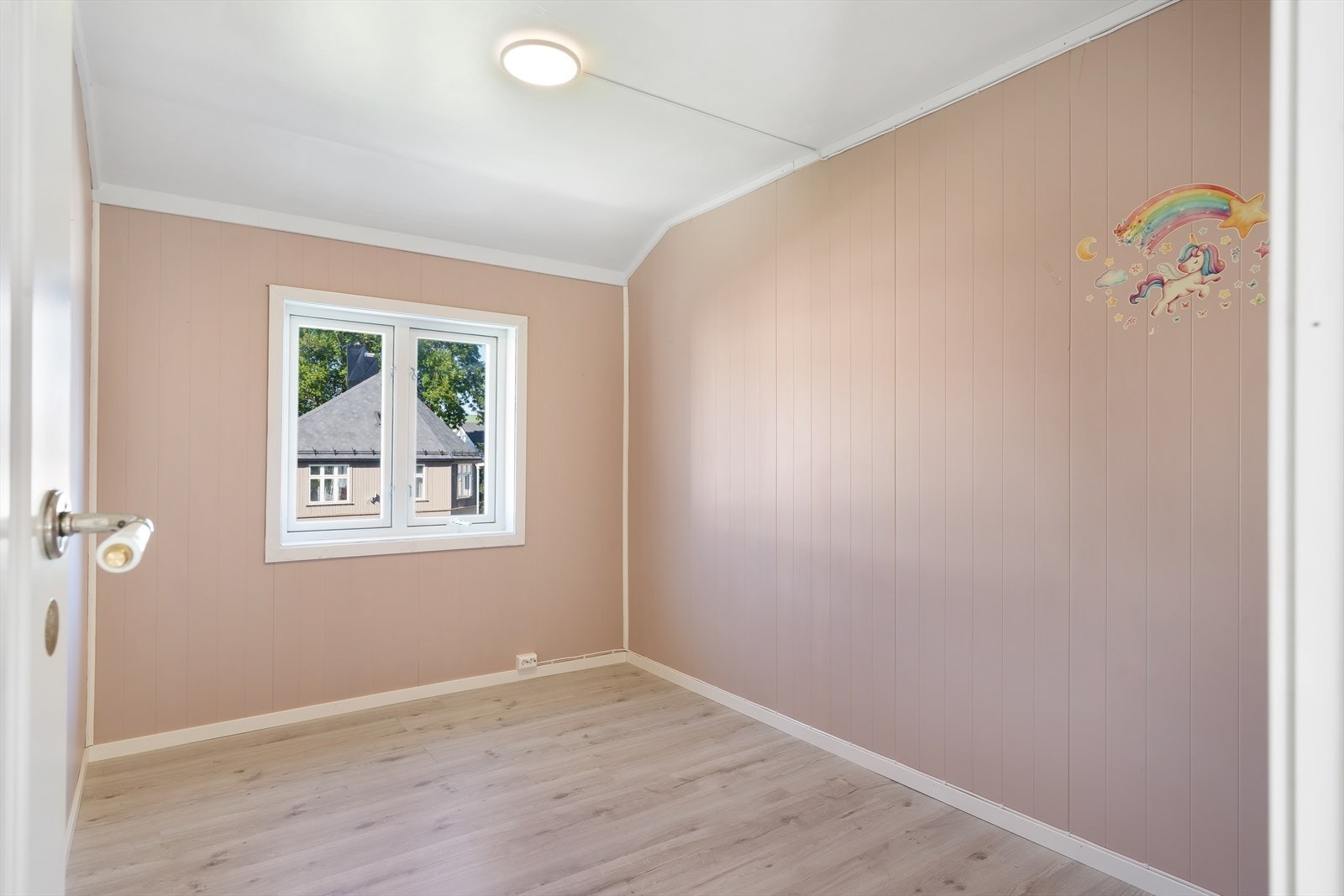 Omkledningsrom. Rommet har vært brukt som soverom, men er ikke omsøkt hos kommunen. Galleribilde