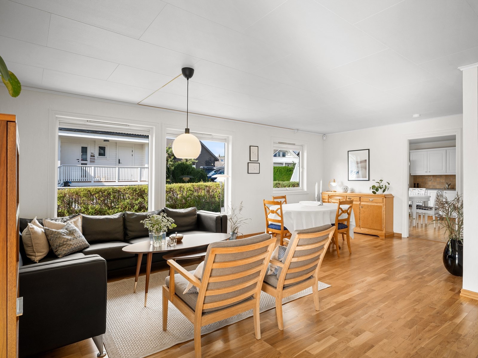 Stor vinkelstue med plass for 3 soner møblering. Store vindusflater gir naturlig lys. Galleribilde