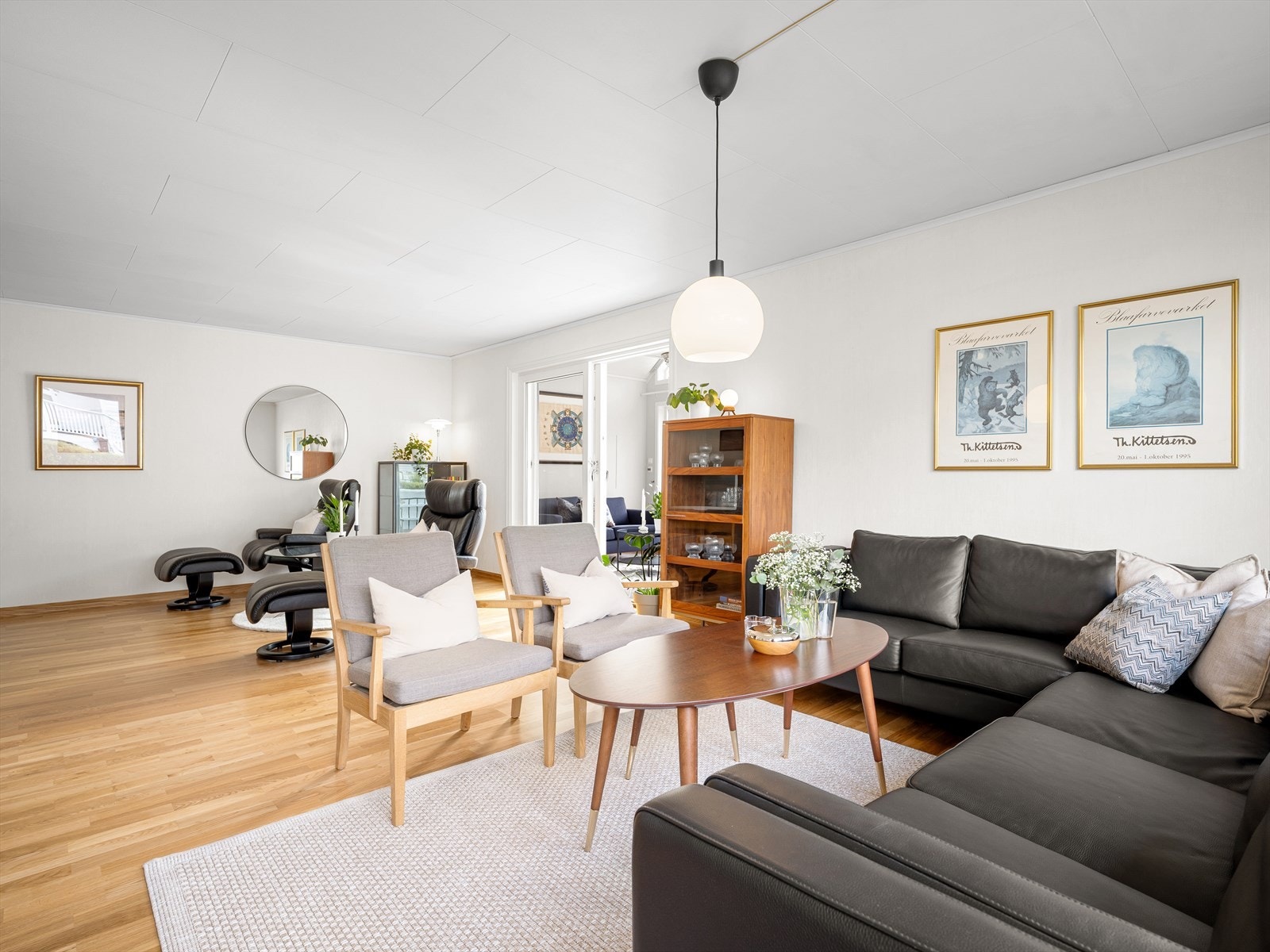 Her får du både en dagligstue og en egen TV-stue, noe som gir fleksibilitet i hverdagen. Galleribilde