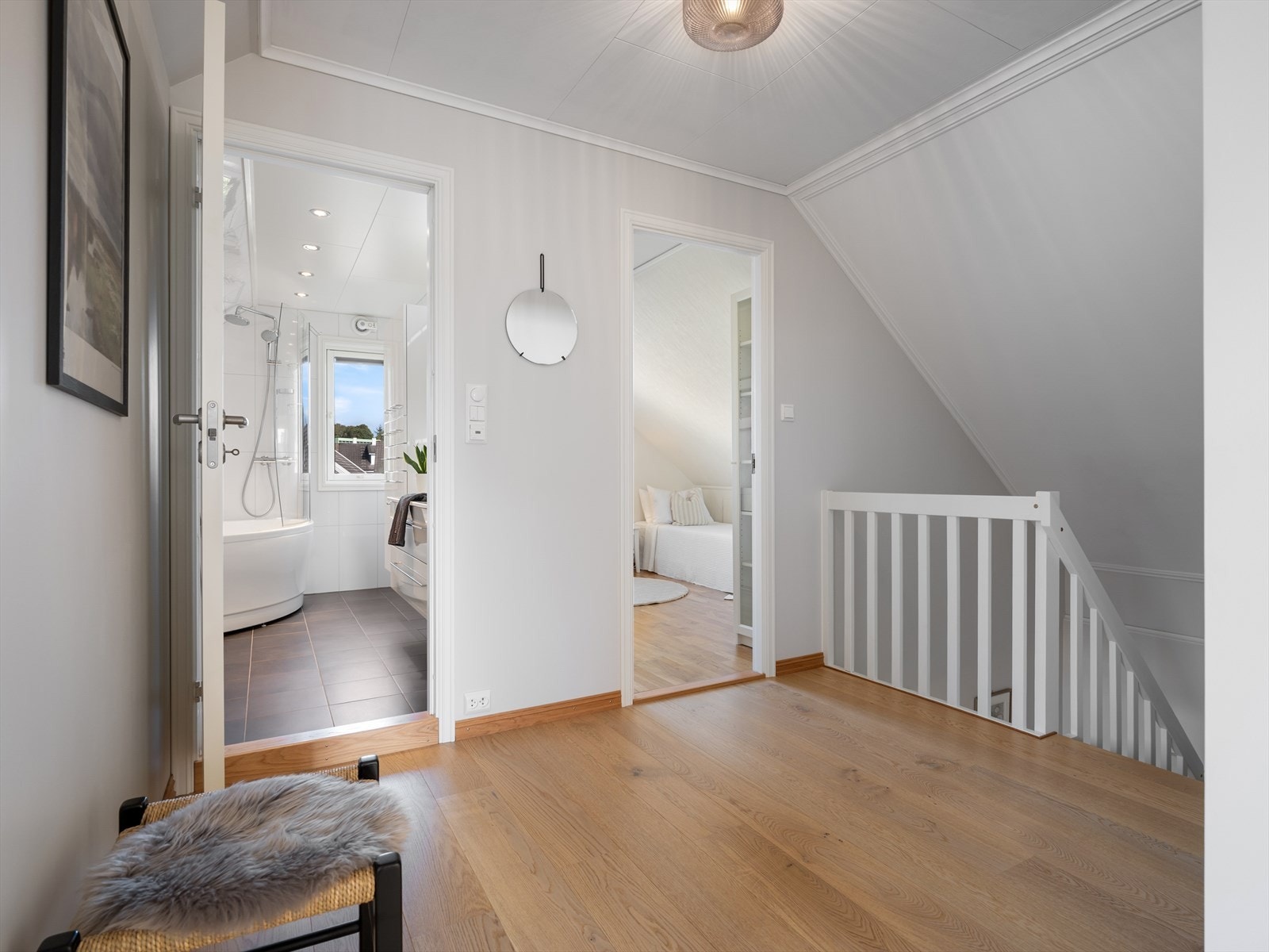 Oppe har du familiens etasje med 4 soverom og bad. Samt lagring i kneloft. Galleribilde