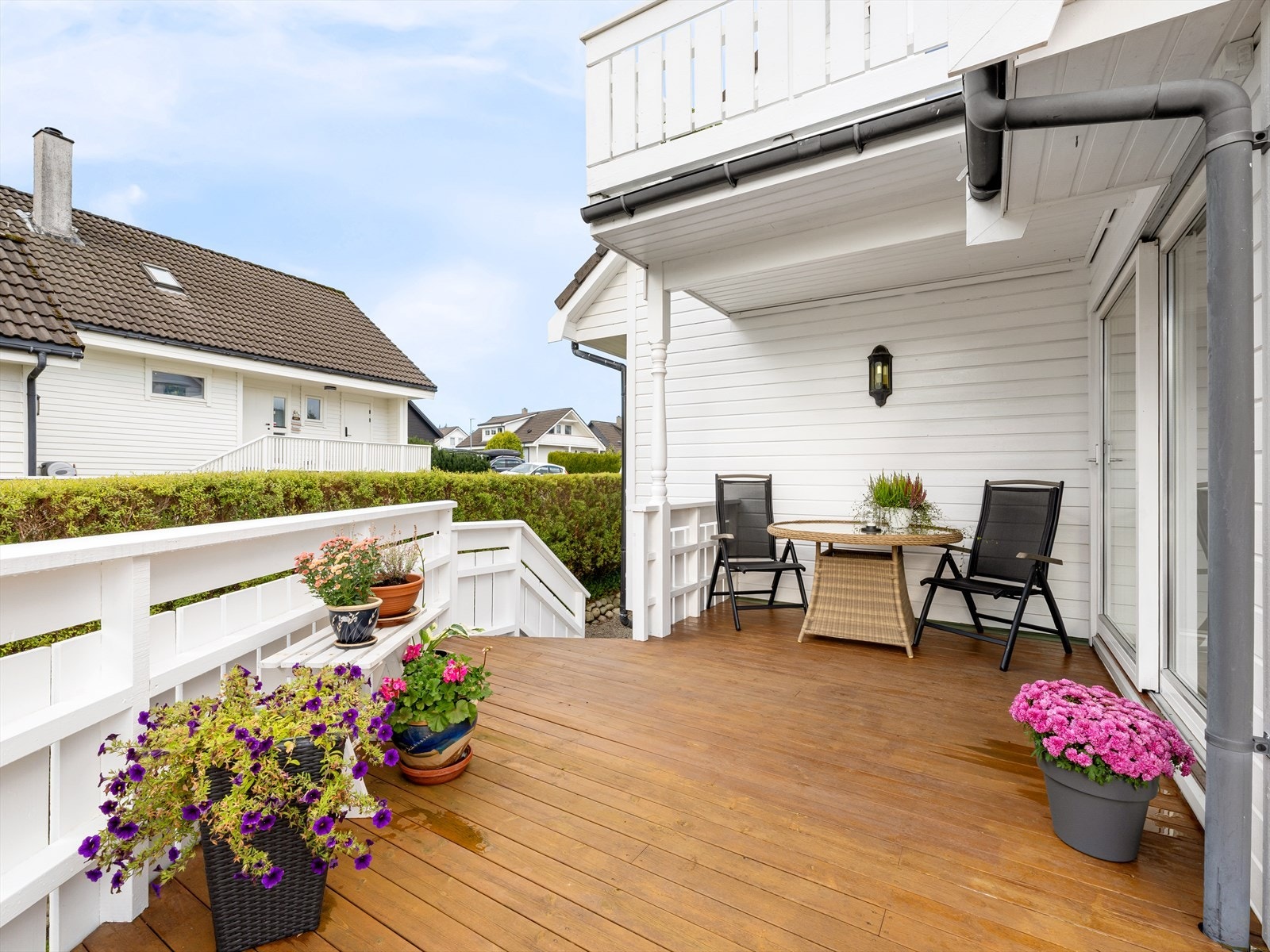 En romslig terrasse med herlige solforhold og plass for å samles med gjester. Fin flyt mellom inne og ute. Galleribilde