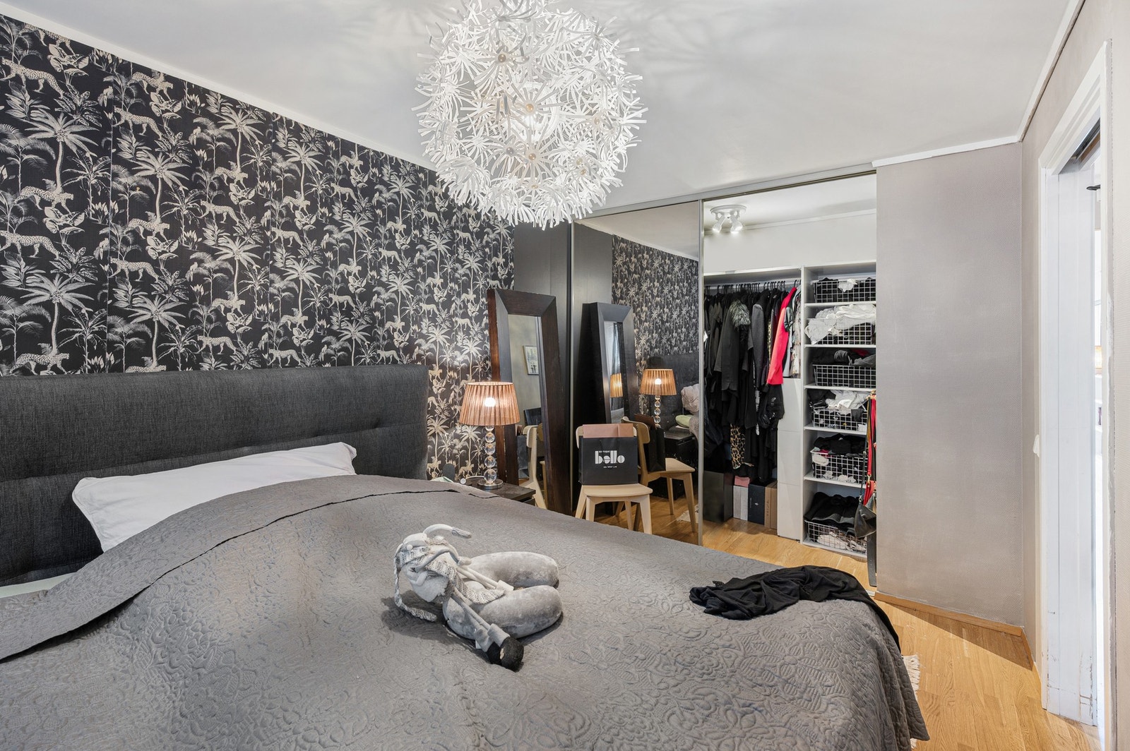 Det er god plass til stor seng og øvrig møblement. Galleribilde