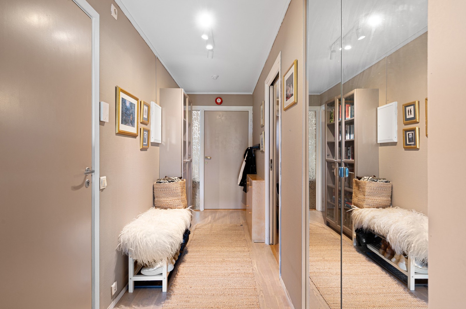 Gangen byr på rikelig av plass til sko og yttertøy. Galleribilde