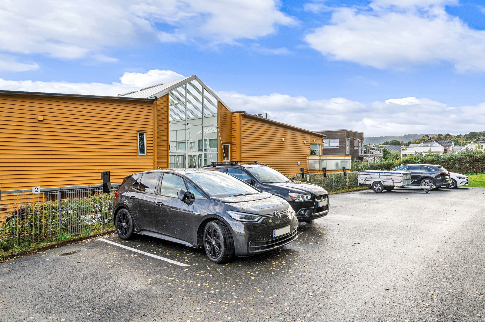 Det medfølger en parkeringsplass der elbillader er etablert. Galleribilde