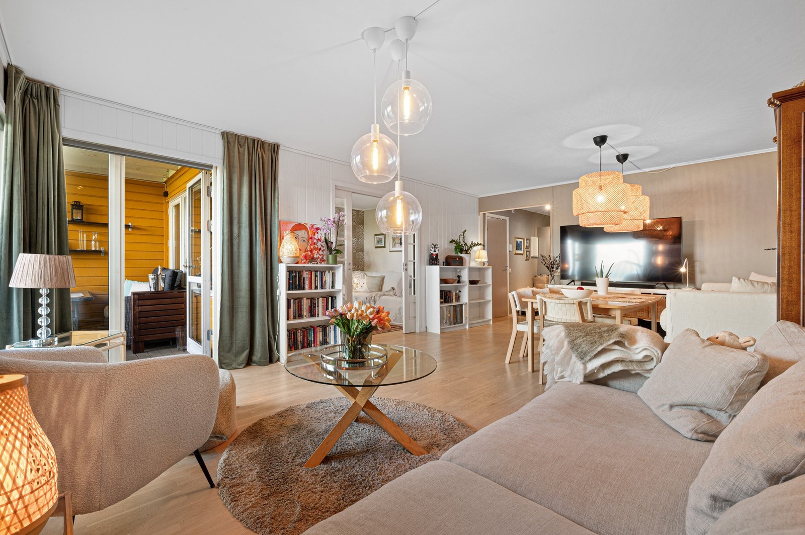 Fra stuen har du direkte utgang til uteplass. Galleribilde