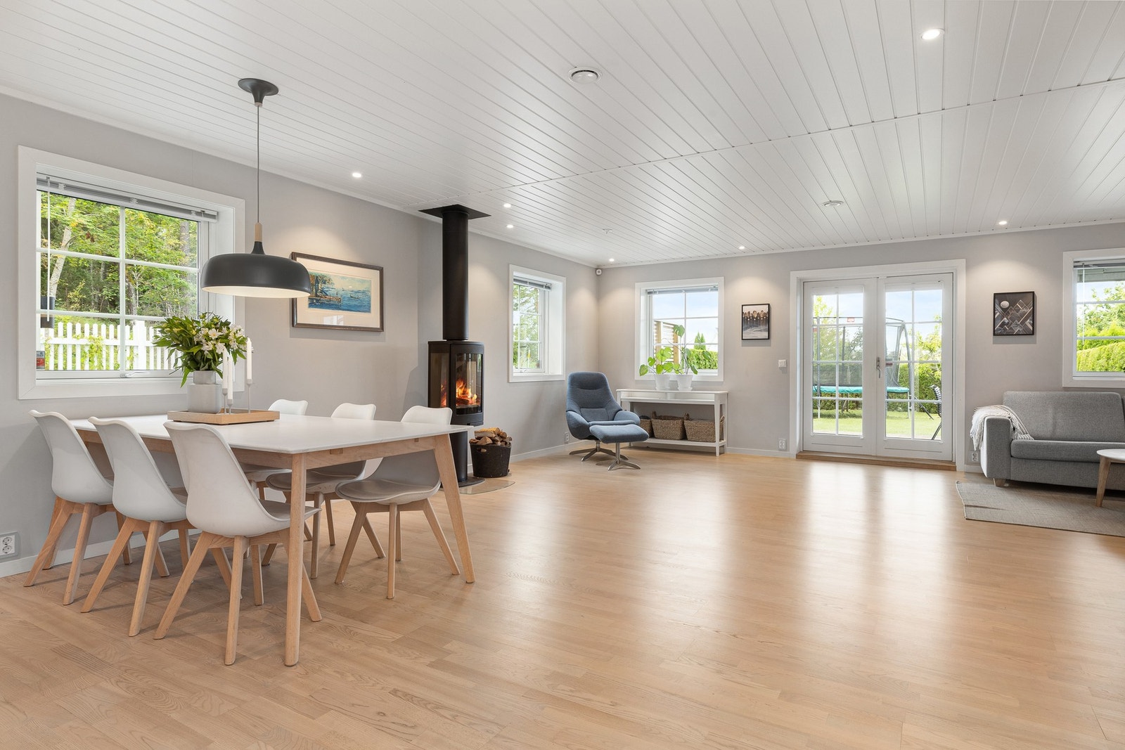 Stuen er lys og innbydende med store vindusflater på to sider som slipper inn rikelig med naturlig lys. Galleribilde