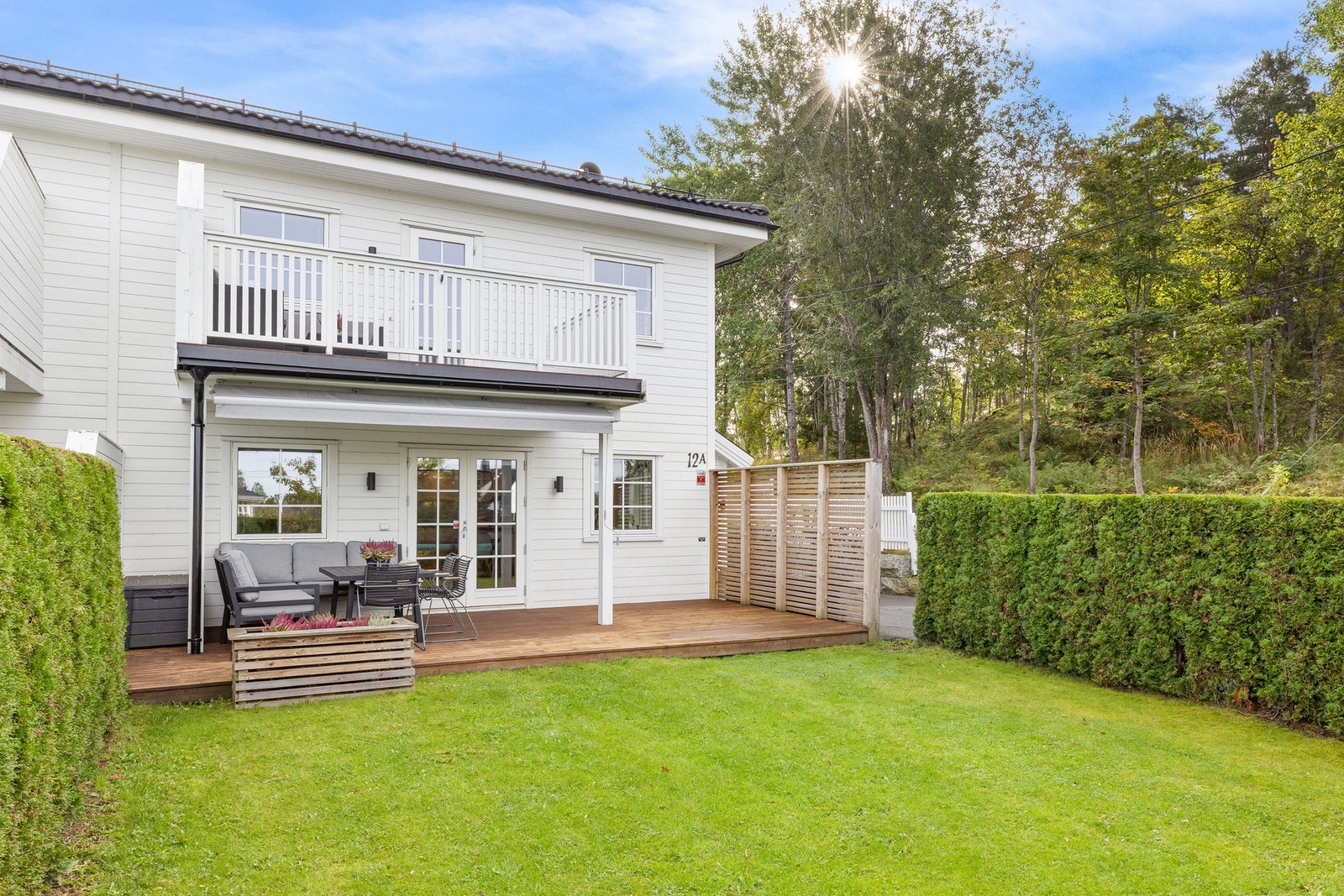 En stor og usjenert hage legger til rette for lek, avslapning og lange sommerdager i grønne omgivelser. Galleribilde