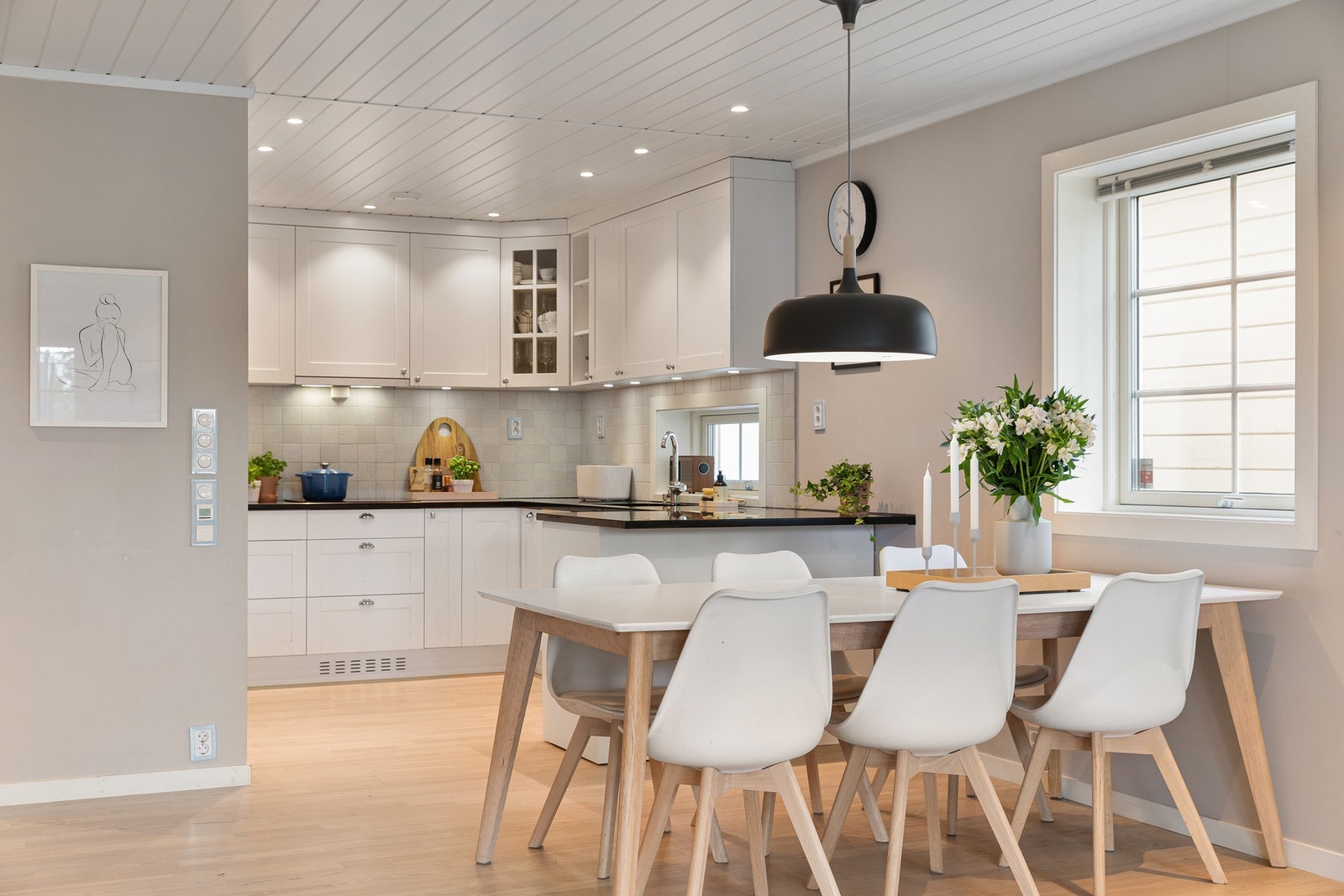 Dette er en innbydende del av en tomannsbolig i et meget barnevennlig og attraktivt boligområde på Oppegård. Galleribilde