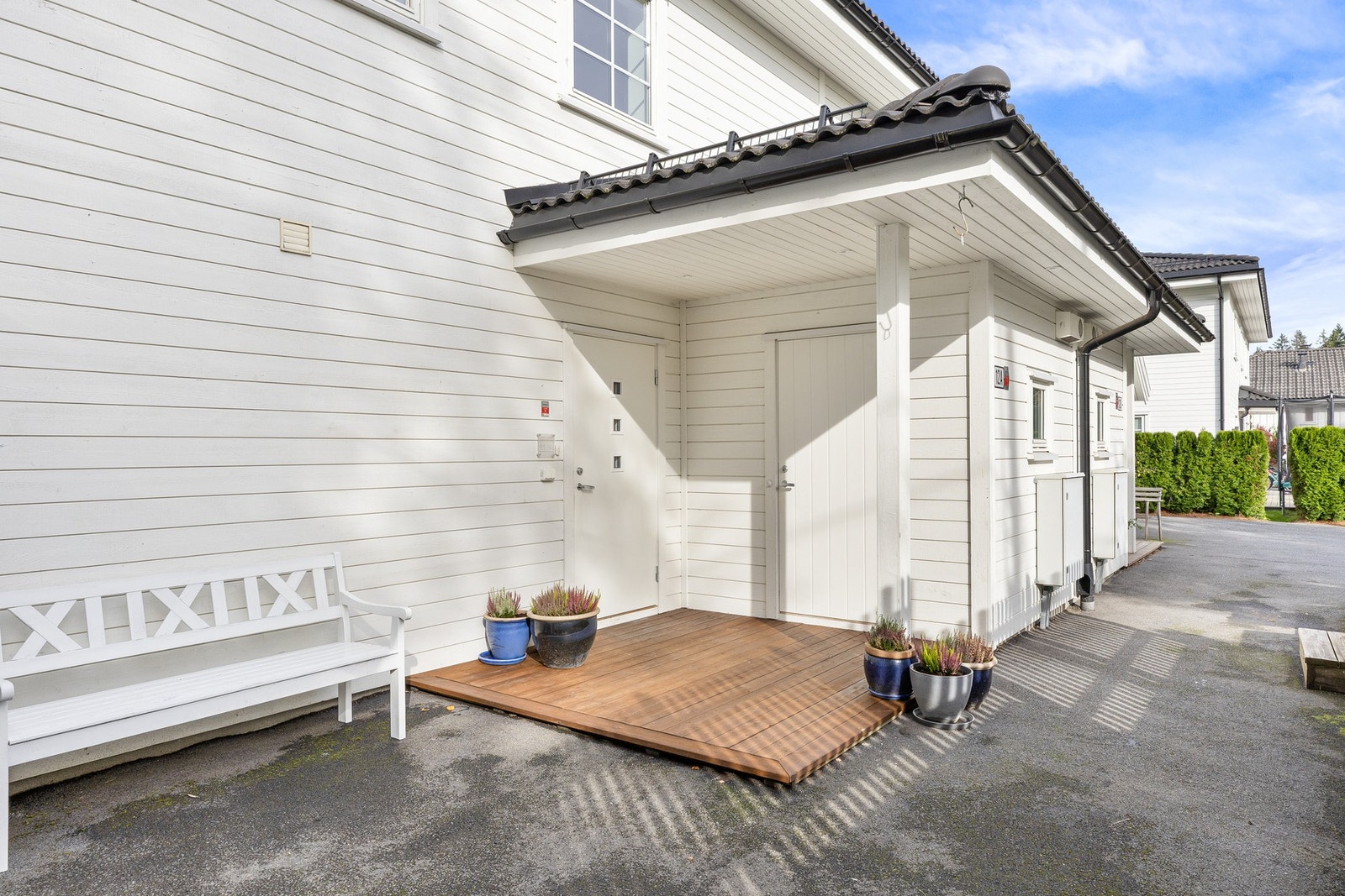 I tillegg møtes du av et pent og velstelt inngangsparti med en platting på ca. 6 kvm. Galleribilde