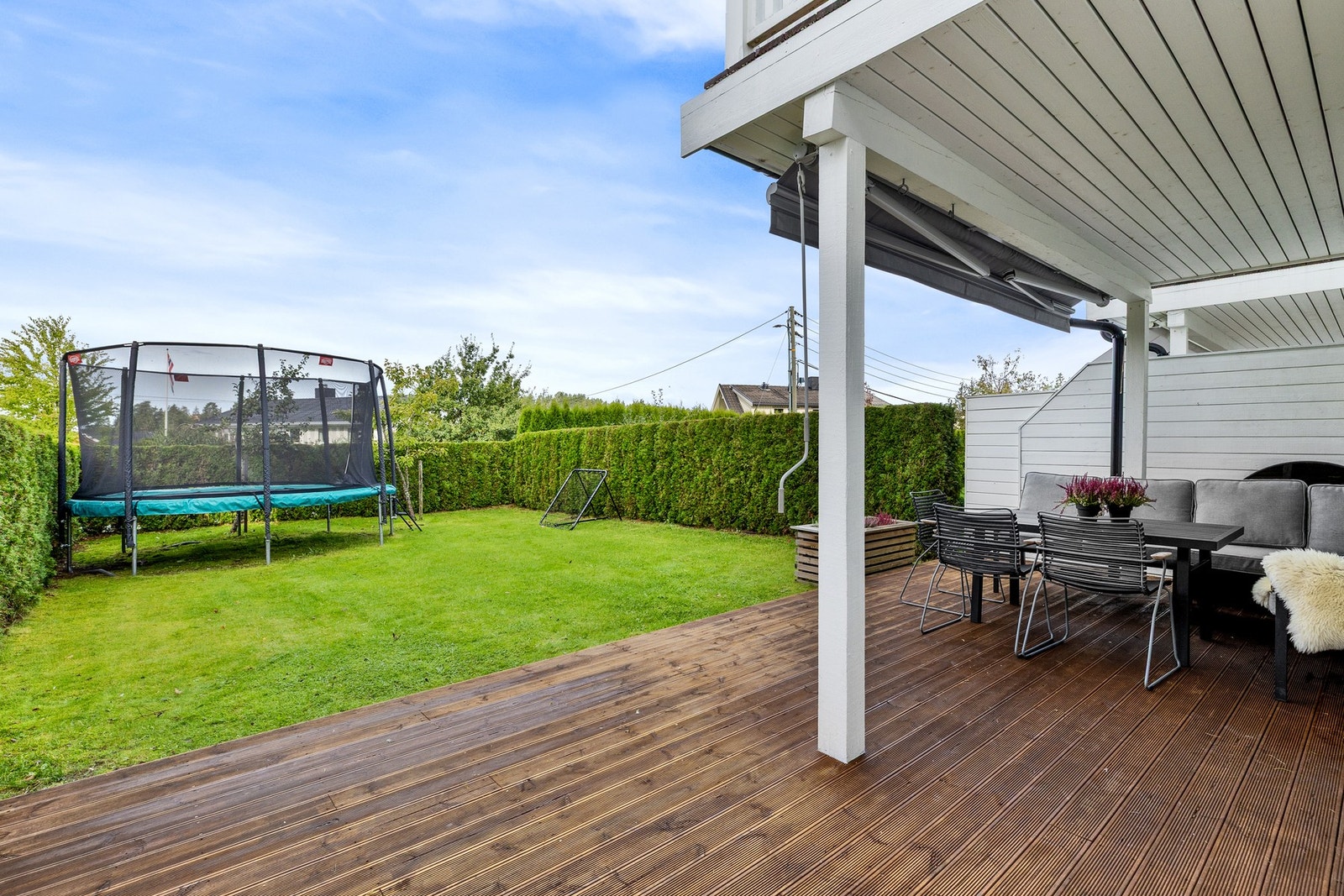 Fra stuen i første etasje er det utgang til en romlig terrasse på ca. 26 kvm. Galleribilde