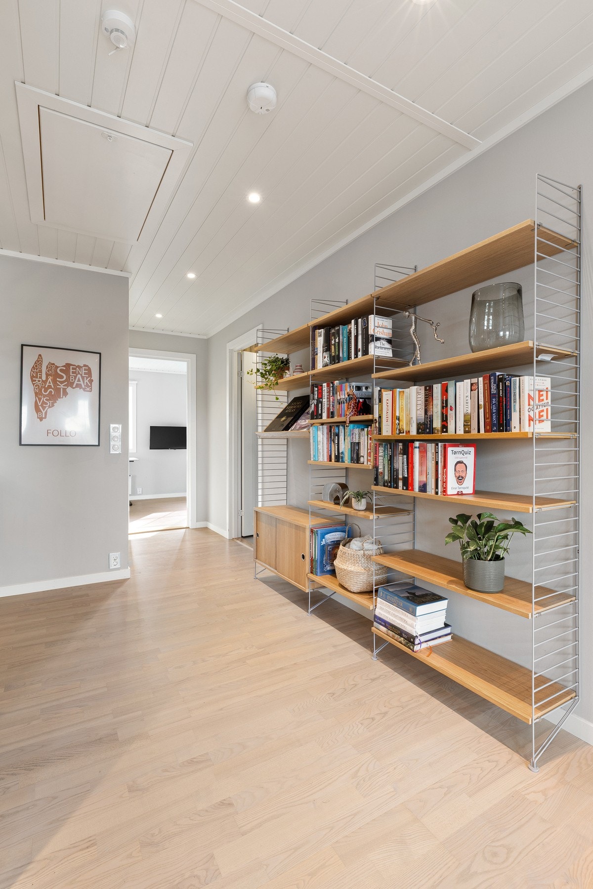 Boligen har gode lagringsmuligheter med bl.a. kaldtloft med loftsluke fra stuen. Galleribilde
