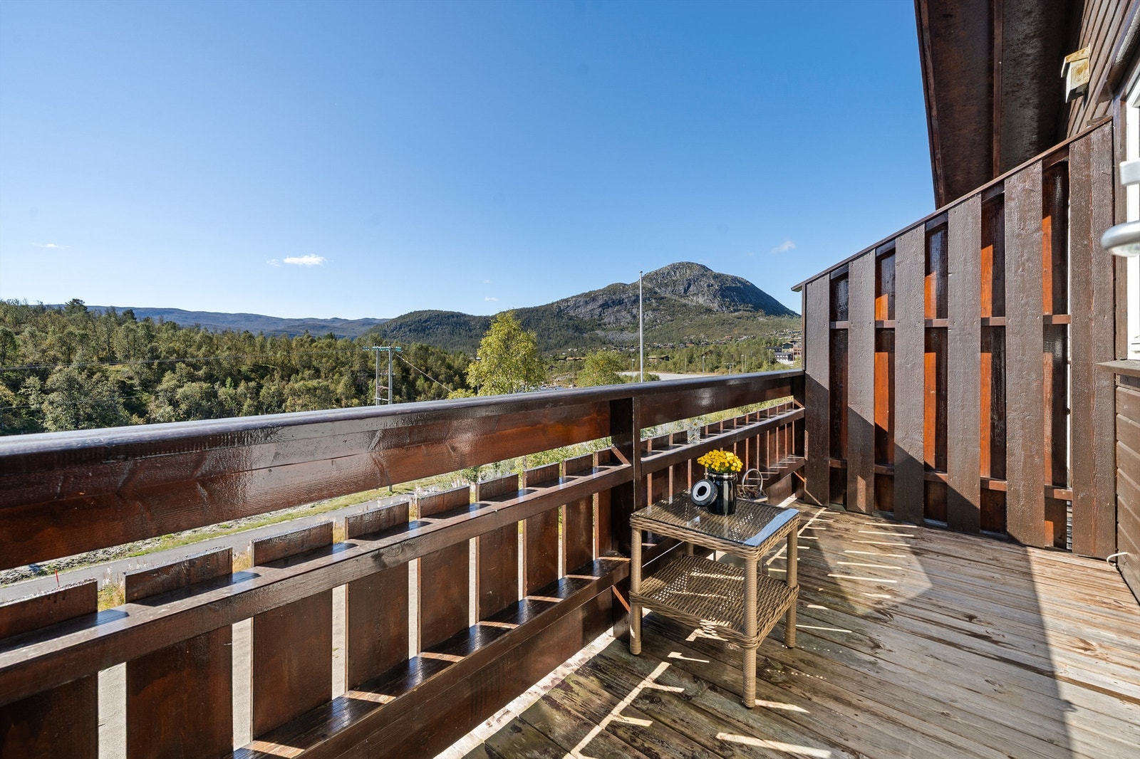 Solrik balkong med fri utsikt mot naturskjønne omgivelser. Otra renner forbi rett over veien for et forfriskende bad om sommeren! Galleribilde