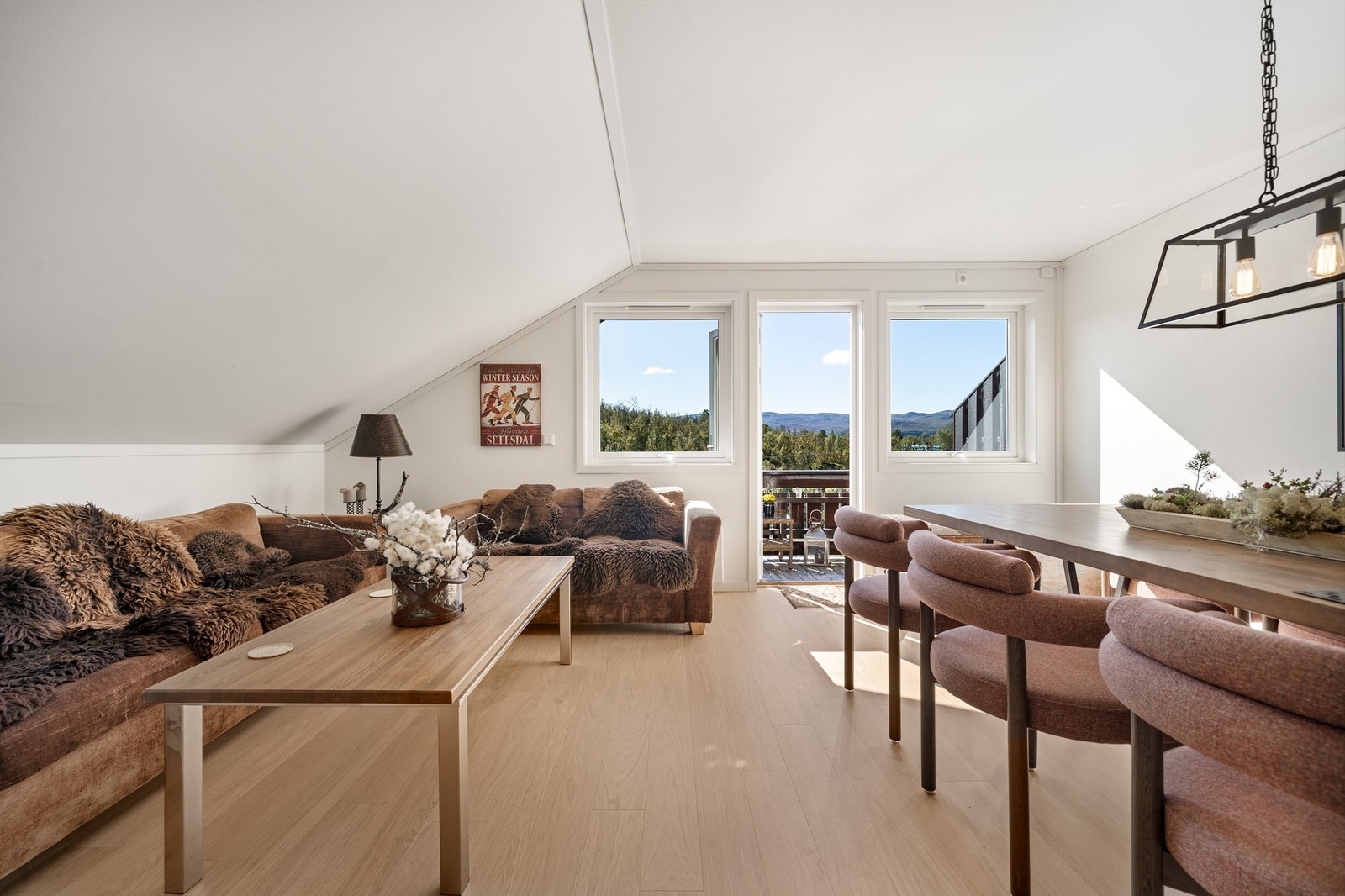 Leiligheten er lys og innbydende med åpen og god romfølelse Galleribilde