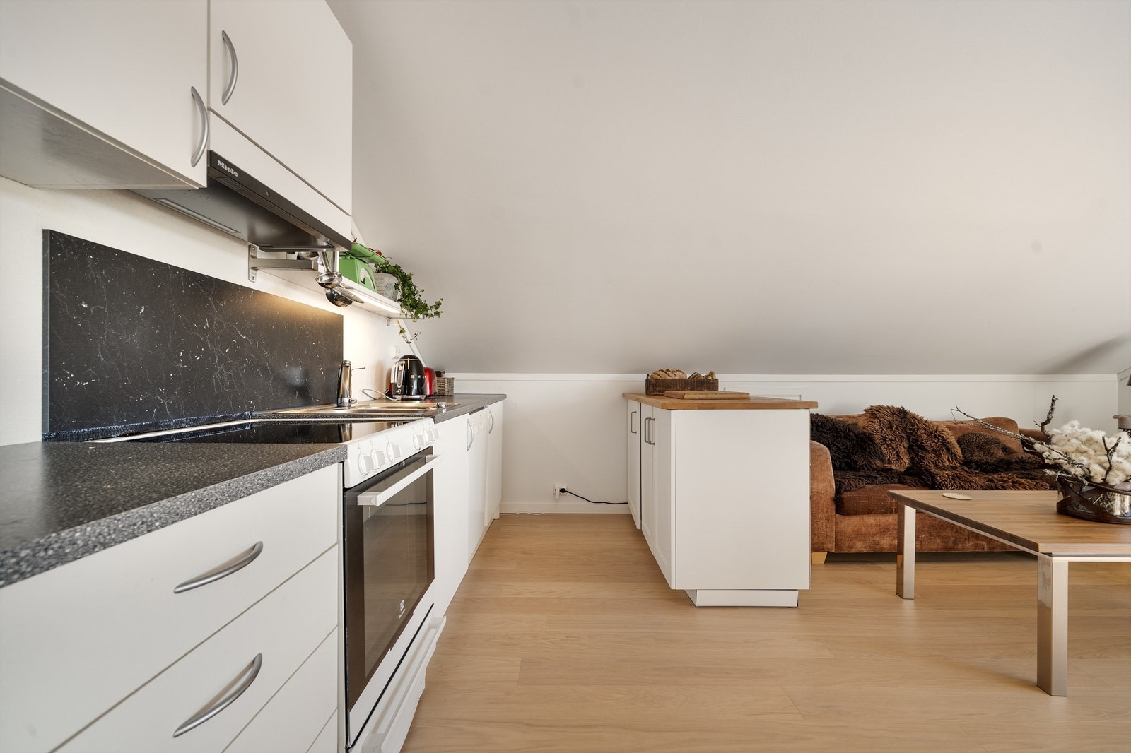 Praktisk og greit kjøkken med kjøkkenøy Galleribilde