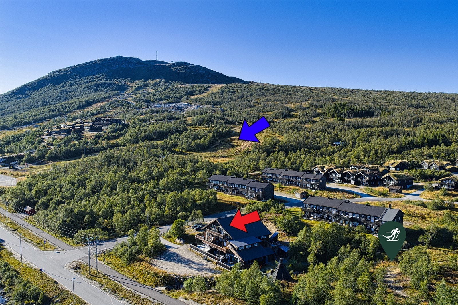 Her bor du svært nært til skisenteret og alpinbakkene (Blå pil), så her kan du ta på deg skiene hjemme og nærmest renne helt hjem igjen til leiligheten når du er ferdig Galleribilde