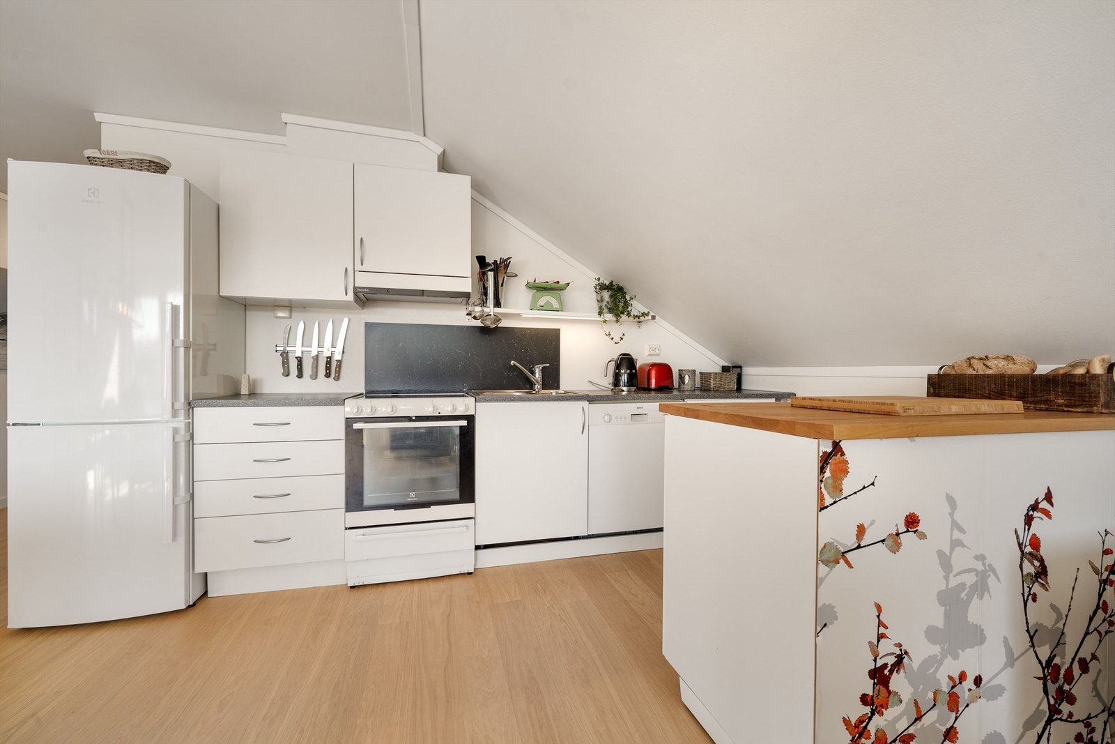 Lys og hyggelig kjøkkenkrok Galleribilde