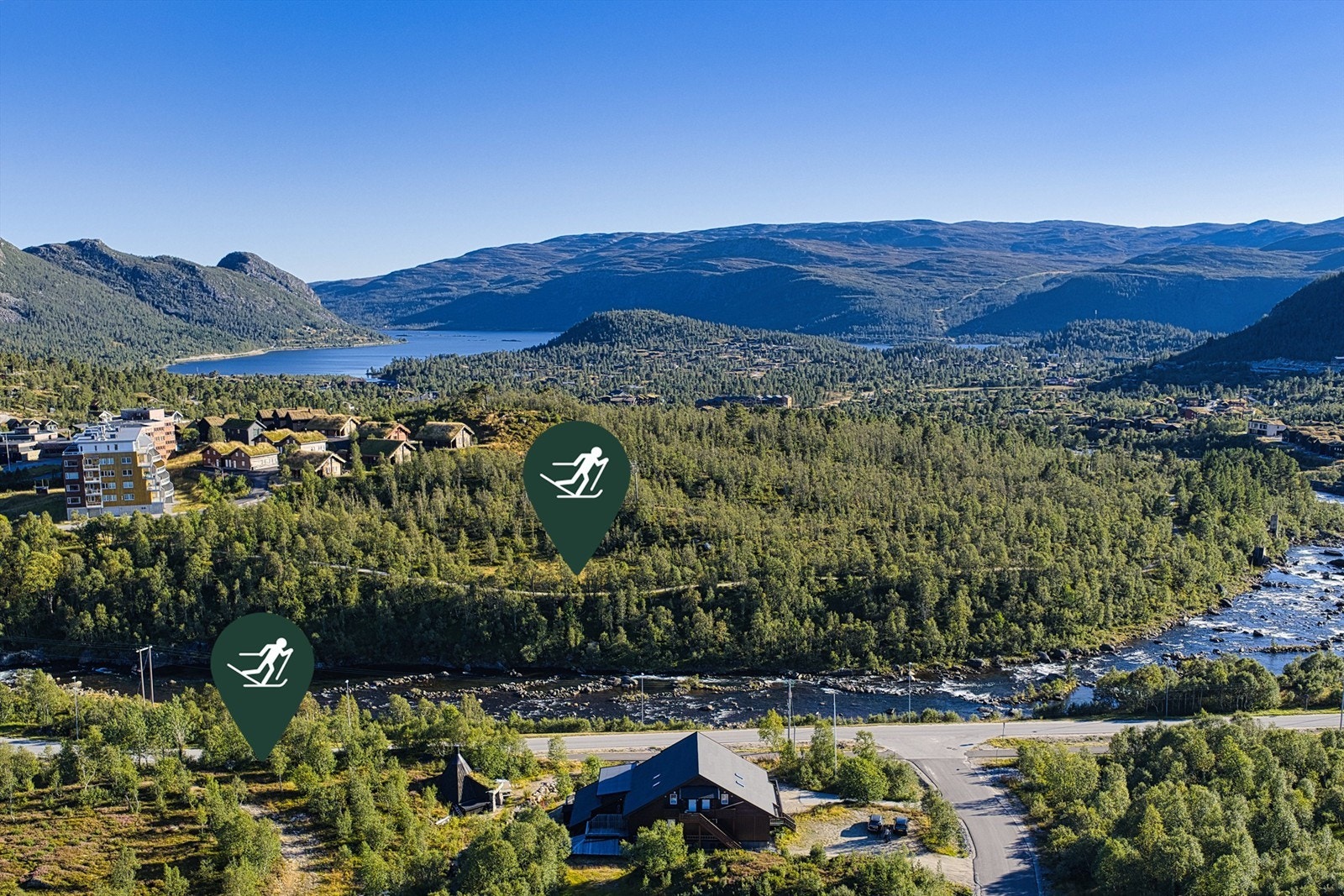 Otra renner rett forbi for den som ønsker et forfriskende bad, ellers er kort vei til populære Hartevann du ser i bakgrunnen, her er det fint å bade, padle, vannsport og lek Galleribilde