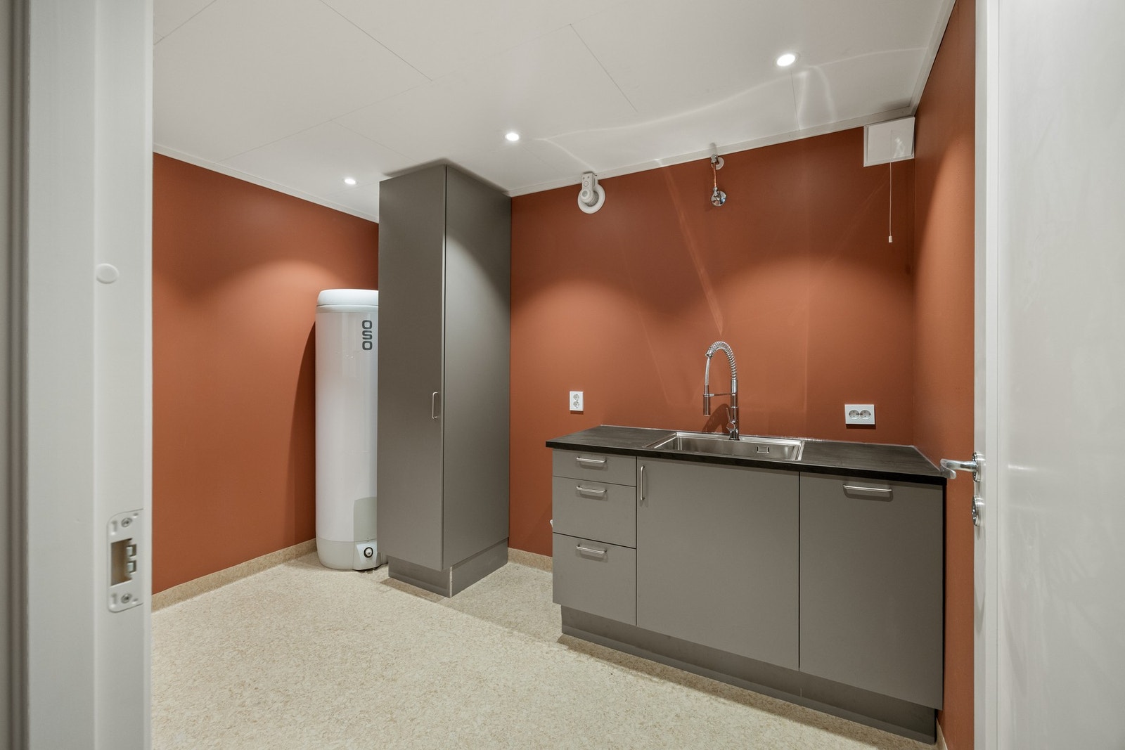 Vaskerom - 8 kvm. Moderne og praktisk vaskerom fra 2025! Klær/mat omgjort til vaskerom. Det foreligger ingen søknad om bruksendring og kjøper overtar risiko for dette. Galleribilde