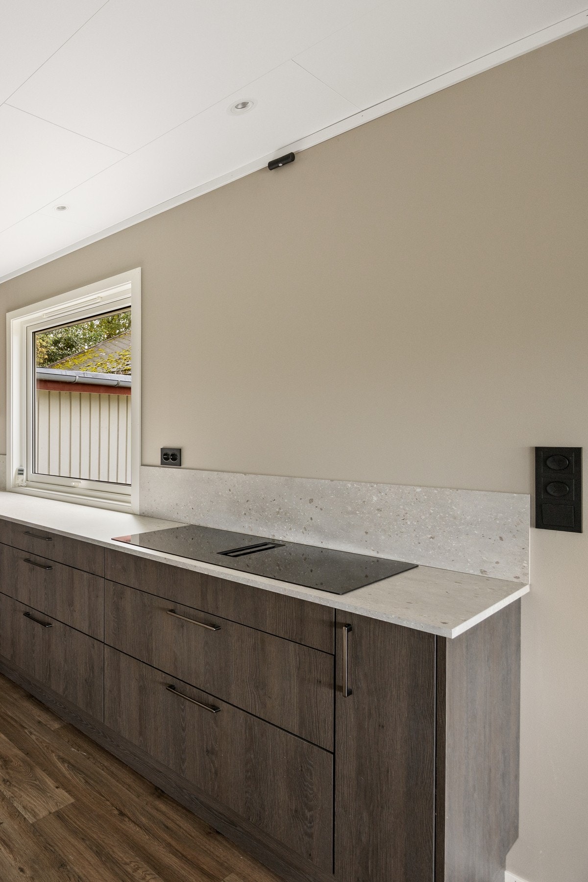 Det er godt med benk- og oppbevaringsplass. Downlights sørger for god grunnbelysning Galleribilde