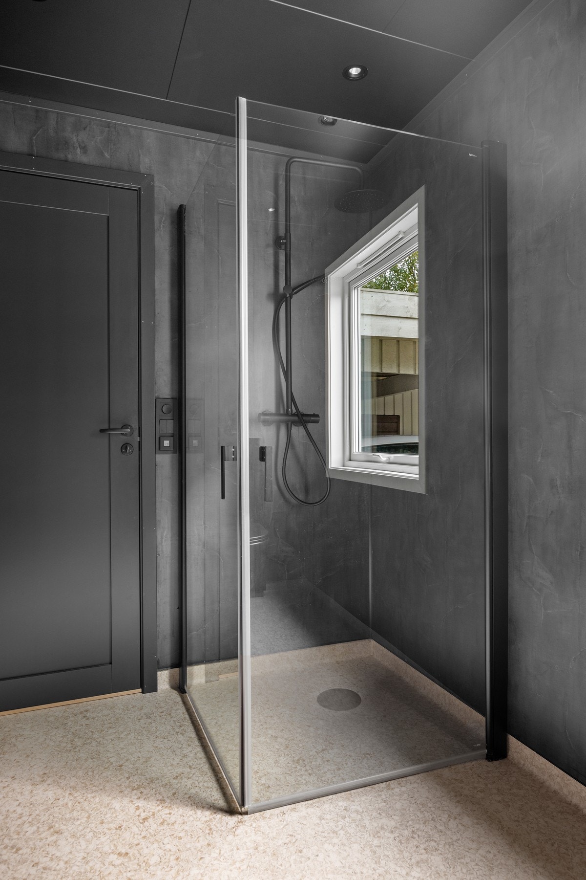 Det er downlights i taket og varme i gulv Galleribilde